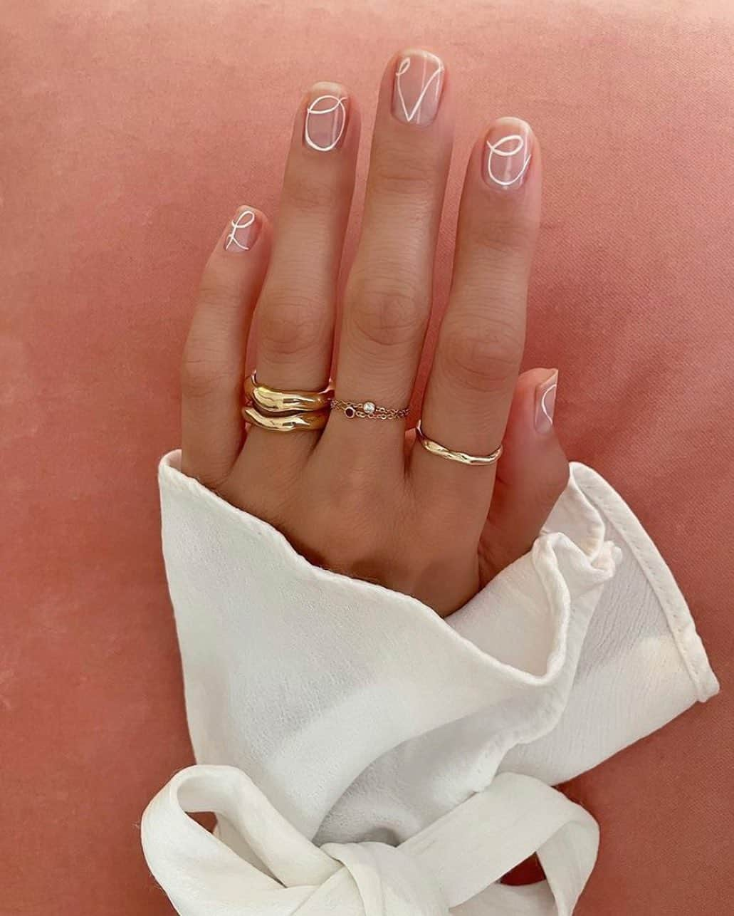 Blonde Saladさんのインスタグラム写真 - (Blonde SaladInstagram)「Literally LOVEly🤍 #theblondesalad #manicure #nailsinspiration @betina_goldstein」1月22日 0時31分 - theblondesalad