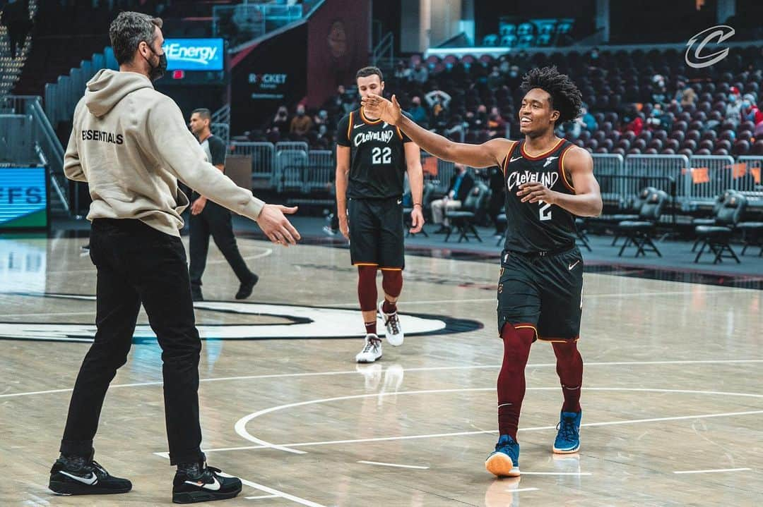 ケビン・ラブのインスタグラム：「Energy this morning!!!  Also, posted cause Larry looks upset about something and that made me happy. @larrydn7 ☝🏻🖕🏻😬」