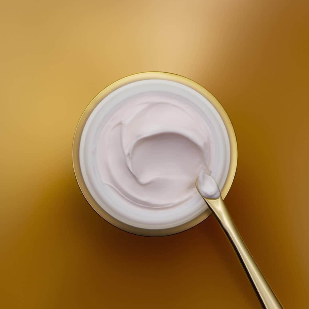 のインスタグラム：「Silky, soft, and smooth✨ Indulge in a moment of luxury and gently apply #ReNutriv Ultimate Lift Regenerating Youth Creme on your skin for waves of hydration and radiance. Tap to shop!」