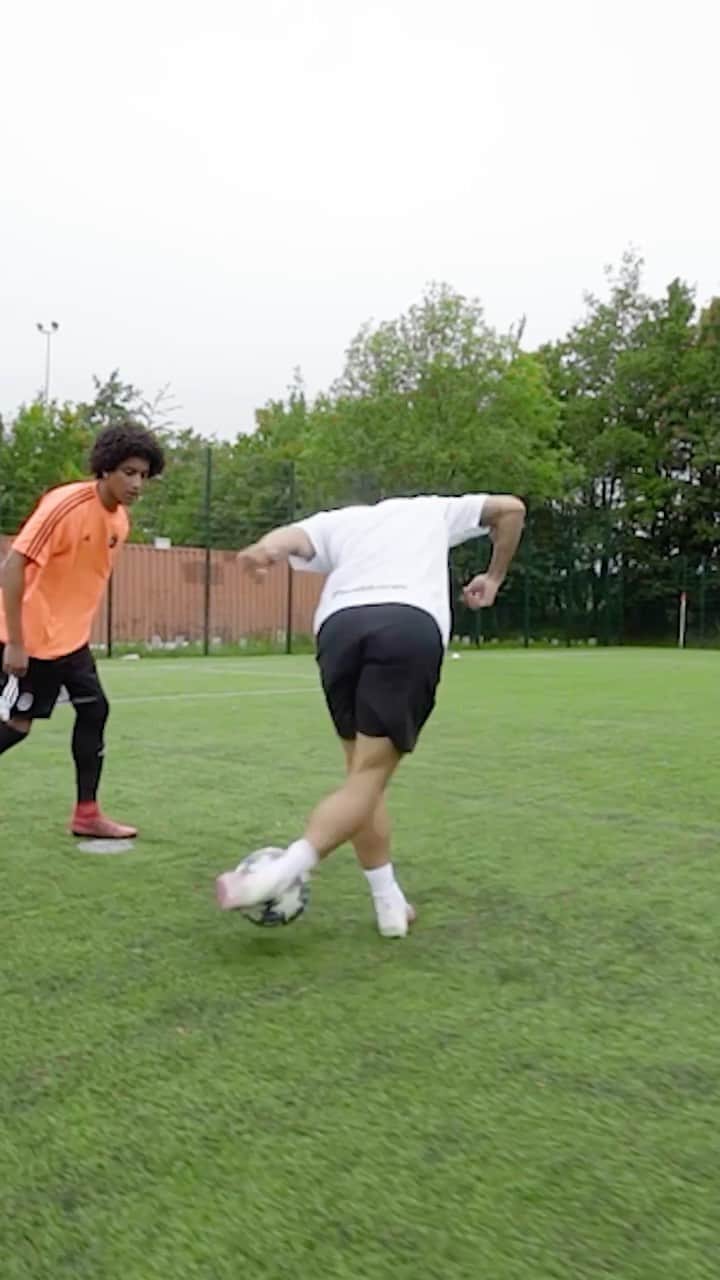 F2Freestylersのインスタグラム：「The Tic-Tac Rabona! 😱🤩 Who’s got this in their locker? 🤔」