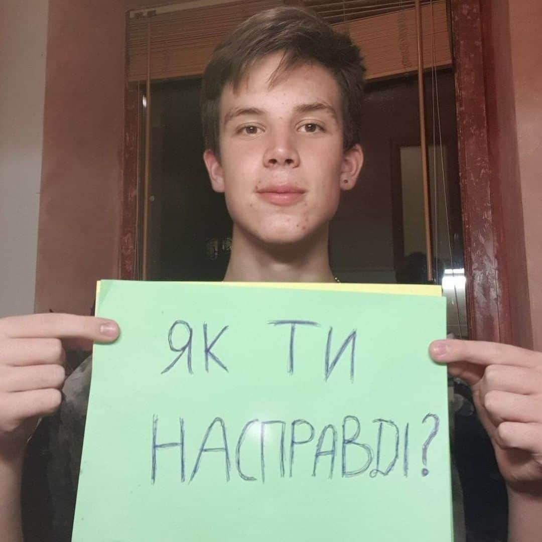 unicefさんのインスタグラム写真 - (unicefInstagram)「Young people in Ukraine hold up signs reading 'how are you, really?' A simple but important question. Ask someone today.  Let’s stop stigma and shame standing in the way of children and young people seeking the help they need to protect their mental health.  📷: @unicef_ukraine」1月21日 23時00分 - unicef
