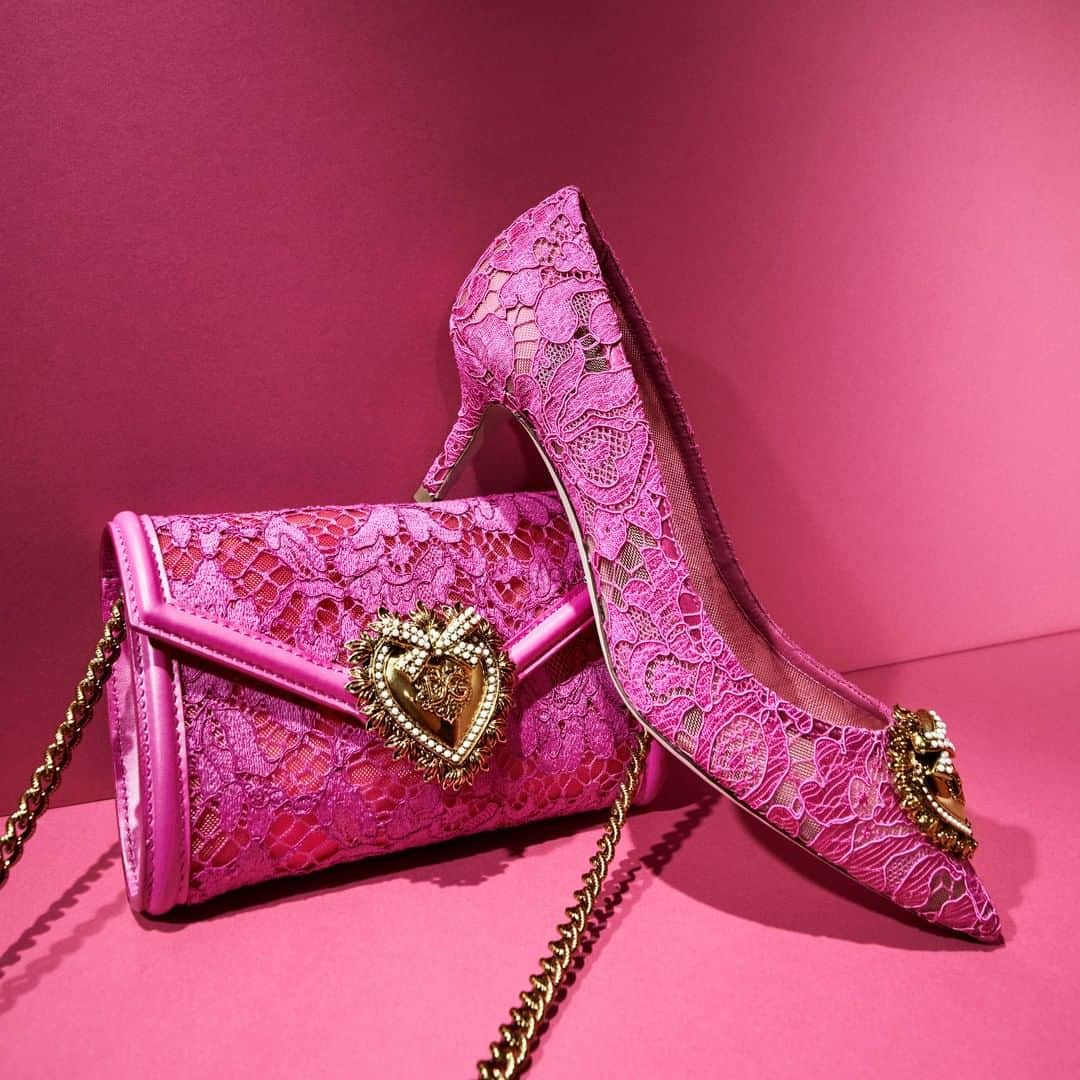 ドルチェ&ガッバーナさんのインスタグラム写真 - (ドルチェ&ガッバーナInstagram)「The Devotion Lace Edit.    The fuchsia lace #DGDevotionBag and pumps are embellished with the Sacred Heart, a tribute to beauty and to the pursuit of perfection in every detail.    Shop the #DGDevotion accessories at the link in bio.    #DolceGabbana」1月21日 23時00分 - dolcegabbana