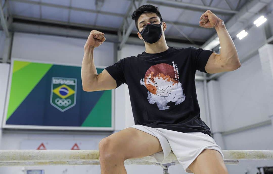 アルトゥール・オヤカワ・マリアノのインスタグラム：「Já está disponível para venda a camiseta do Nonô! Eu e outros atletas de diversas modalidades recebemos essa homenagem da Colab Wollner @wollnerrj + Time Brasil @timebrasil !  Todos os recursos arrecadados com a venda da minha camiseta serão doados para o Projeto Brasileirinhos, @projetobrasileirinhos , instituição direcionada pela Daiane dos Santos @daiane_gs_ !  Legal né!? Você desfila com a estampa do Nonô e ainda incentiva o esporte!   Garanta a sua e me marque!」