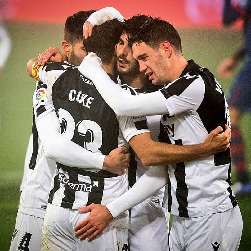 のインスタグラム：「#DíaInternacionaldelAbrazo 🐸  EQUIPO #OrgullGranota 🔵🔴」