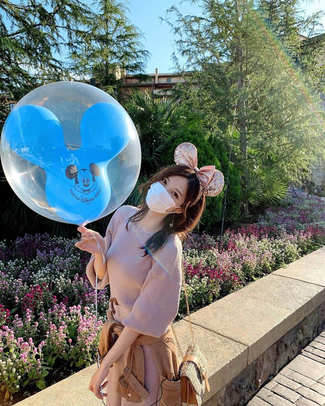 みはとのインスタグラム：「#disneyland #🏰 #🐭   こちらも昨年の📸ですが 本当に久しぶりに夢の国へ行きました💕  ディズニーとか好きなの？ ってよく聞かれるんですけど 私わりと好きです🥳  5歳のバースデープリンセスが 風船くれたの🥺🎈✨  #tokyodisneyland  #tokyodisneysea  #tdl  #disney  #ディズニー  #ディズニーコーデ  #birthday  #プリンセス　 #👸　#🎈 #シンデレラ城  #ミッキー  #耳もちゃんとつける派 #ぴんく  #夢の国 #follow  #followｍe  #likeforlikes」