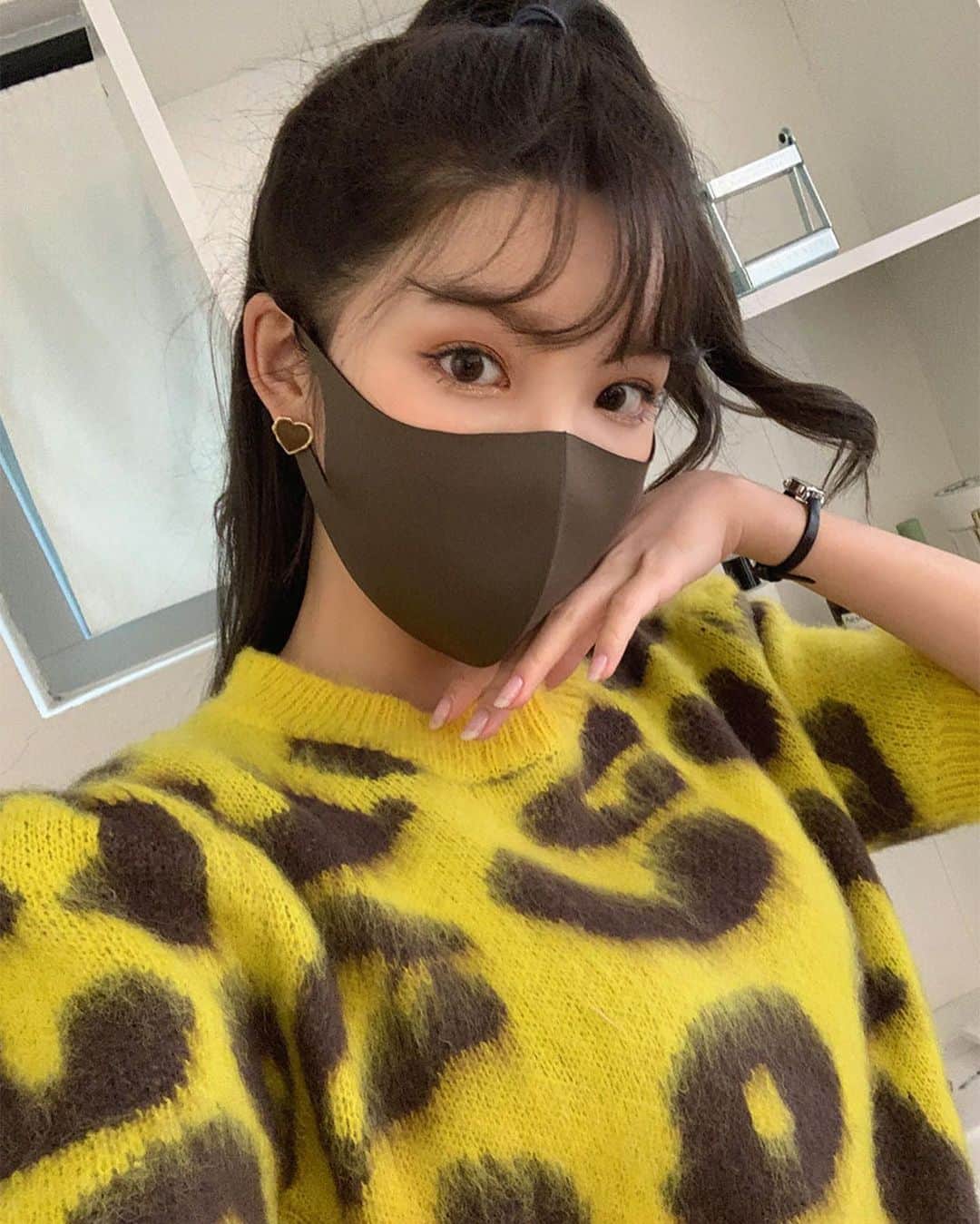 Chuuのインスタグラム：「큼지막한 레오파드 패턴이 포인트 되는 요 니트도 업데이트 완료💛💖 별 다른 코디없이도 특별해 보일 수 있는 아이템이니 굿초이스하세용❣️ #chuu #chuuseoul」