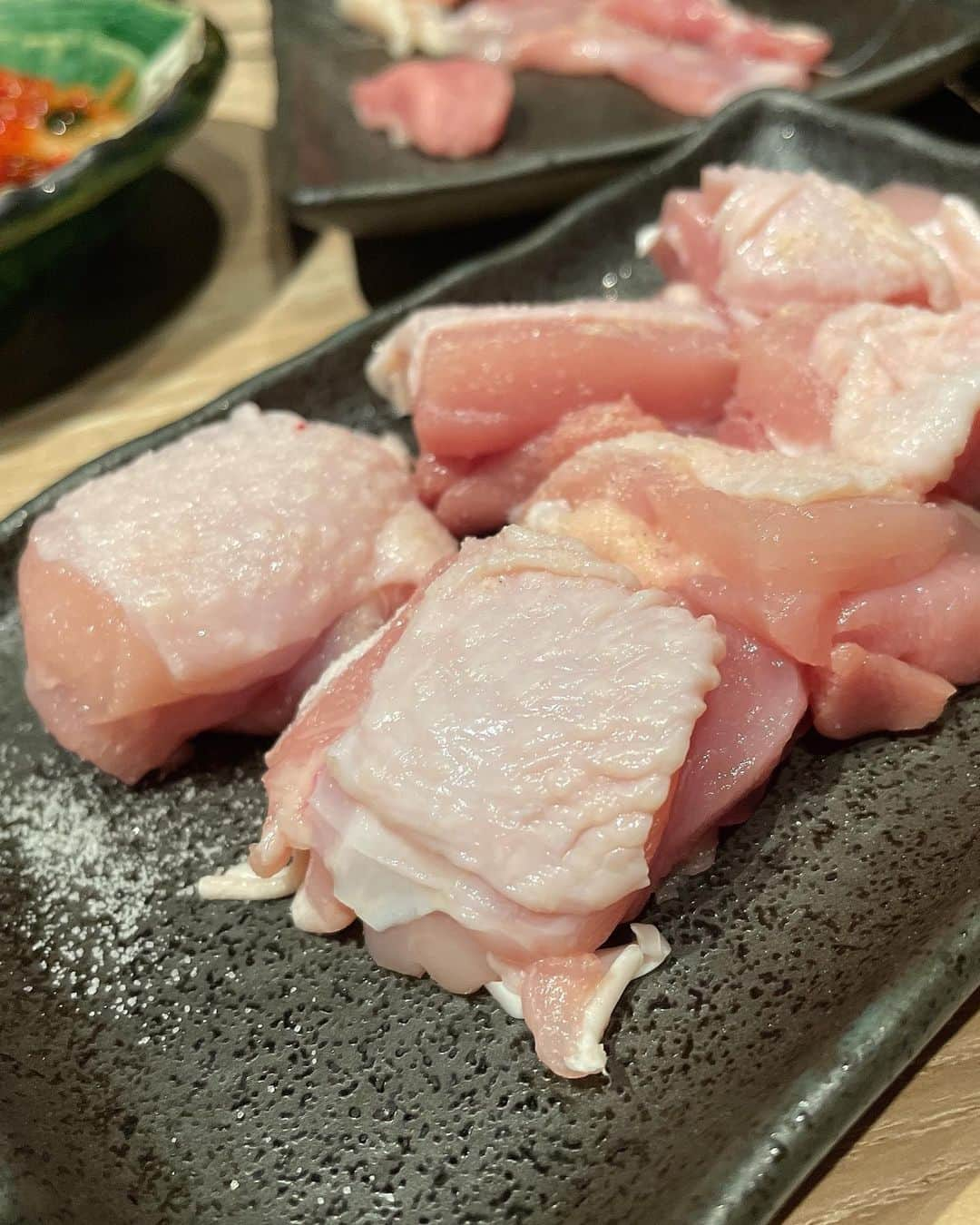 こちえさんのインスタグラム写真 - (こちえInstagram)「. . 焼き鳥？鳥焼き？  美味しかった🤩🤩🤩  自分で焼くのも楽しいし ちゃんと名古屋コーチンとかもあって 大きめで食べ応えある😍  #眉毛入れてからまじでお化粧する気なくなる😂  #なゝ樹#焼き鳥#焼鳥 #お茶割り#名古屋コーチン #グルメ女子#眉毛アートメイク  #恵比寿グルメ#東京グルメ #恵比寿#東京#こちえ #yakitori#grilledchicken  #followme#japanesefood  #japanesefood#chicken #delicious#yummy  #japanesegirl#tokyo#japan」1月21日 23時10分 - ___5ch1_ko