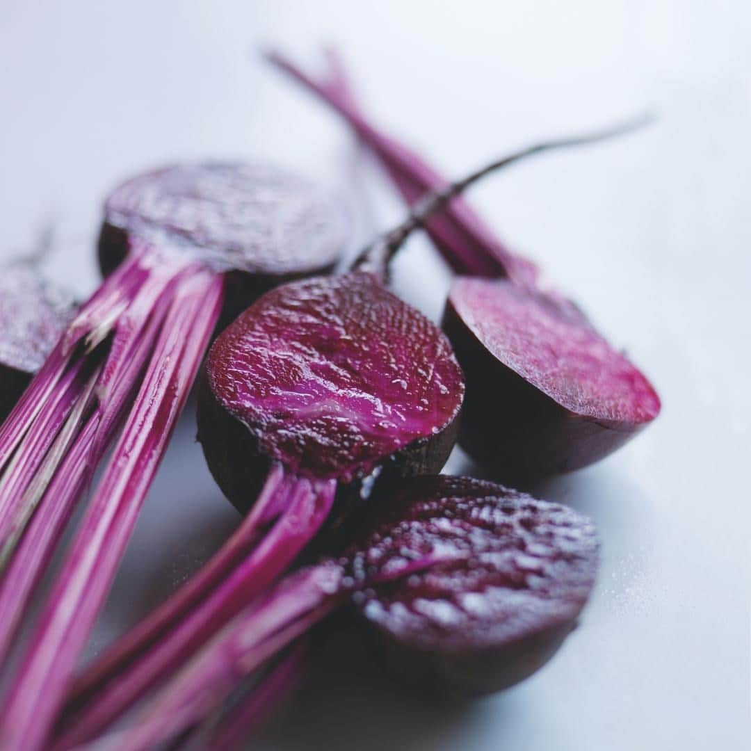 Carrefour Franceさんのインスタグラム写真 - (Carrefour FranceInstagram)「Tous nos fruits & légumes Carrefour Bio sont de saison et cultivés en France. 🇫🇷 C'est le cas de notre betterave Carrefour Bio. 🥰  Une petite idée de recette de verrine : alternez des tranches fines de betteraves avec des lamelles de chèvre frais. Il y a de quoi voir la vie en rose ! 😍  #betterave #Carrefour #food #actforfood」1月21日 23時10分 - carrefourfrance