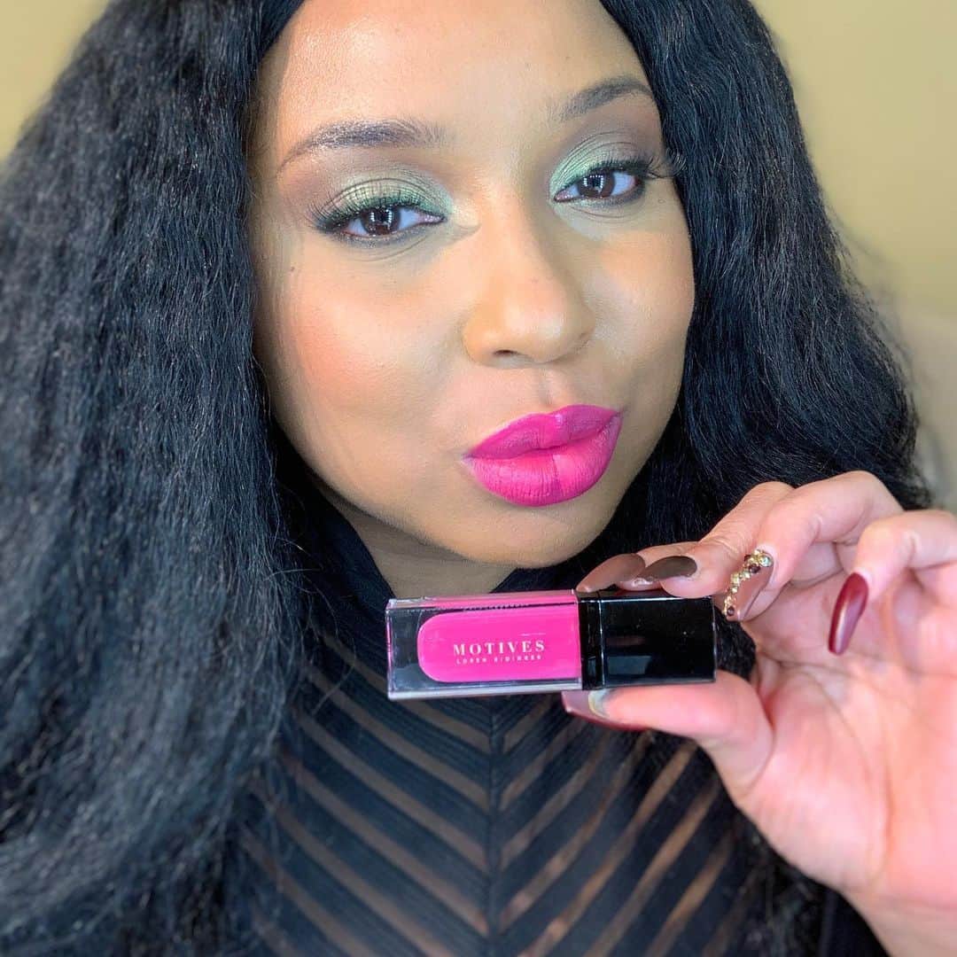 Motives Cosmeticsのインスタグラム：「Which Liquid Lipstick is your fave? Swipe left to swatch all shades 🖤 Tap the image to add these velvety beauties to your makeup kit💋  Motives Beauty Advisor, @looksbyjatiaamour is wearing shade ‘Rumors’ ✨」
