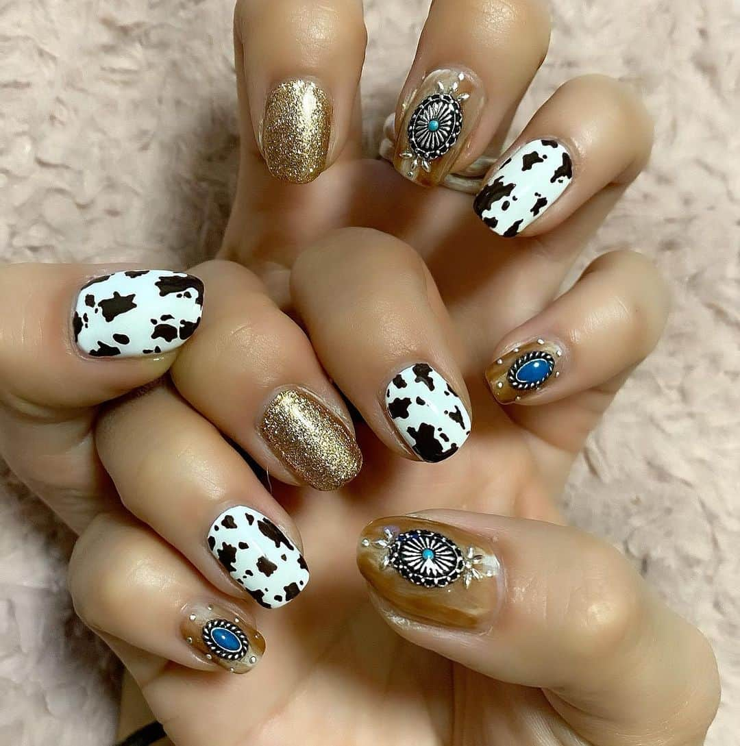 細越麻未（ami）のインスタグラム：「. . 2021年初nailは、 牛柄🐮🤎 . 今回もわがまま言って やりたい事詰め込んだ！ ラメがゴールドに見えるけど… ブラウンラメ🤎 お気に入りすぎる〜 かわいい、かわいい、かわいい . 指先が綺麗でかわいいだけで 気分があがる🐄 . 大変な2021年の幕開け。 色々と考えて気分を変えて、 明るく過ごしていきたいね🍒 .  #牛柄ネイル #マーブルネイル　#ストーンネイル #ラメネイル #ネイル #ネイルデザイン #nyasnail」