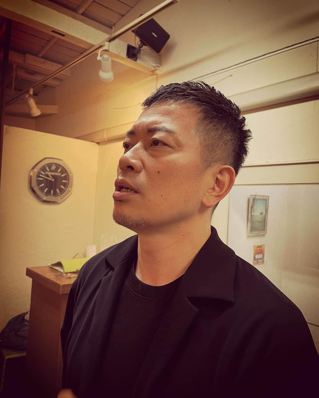 杉本知香さんのインスタグラム写真 - (杉本知香Instagram)「宮迫さんの短髪、評判かなりよくて嬉しい😊 自分セットもかなり楽チンヘア😆 癖毛ならではの髪型✂️✨ 前髪下げてもかっこいい😊✂️✨🦍 白髪がチラチラあるけど、これはこれでシブくていいかと✨🦍✨ ※整髪料付けないで前髪揃えると、ほぼ原西🦍  #中目黒美容室#ほぼ原西 #宮迫博之#宮迫さん #宮迫です #YouTube #梨泰院クラス#パクセロイ#原西前髪 🦍」1月21日 23時11分 - sugimotoc