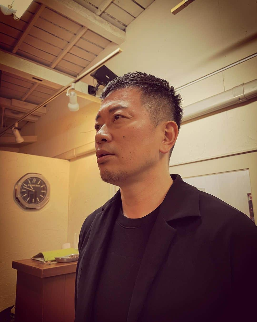 杉本知香さんのインスタグラム写真 - (杉本知香Instagram)「宮迫さんの短髪、評判かなりよくて嬉しい😊 自分セットもかなり楽チンヘア😆 癖毛ならではの髪型✂️✨ 前髪下げてもかっこいい😊✂️✨🦍 白髪がチラチラあるけど、これはこれでシブくていいかと✨🦍✨ ※整髪料付けないで前髪揃えると、ほぼ原西🦍  #中目黒美容室#ほぼ原西 #宮迫博之#宮迫さん #宮迫です #YouTube #梨泰院クラス#パクセロイ#原西前髪 🦍」1月21日 23時11分 - sugimotoc