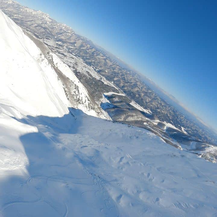 江本悠滋のインスタグラム：「FWQ HAKUBAの開催バーンを今日は上空から✨ この斜面も空からみるとまたちがった面が見えてくる。そしてなによりこのフィールドが本当最高！  #paraglider #paragliding #paraglidingworld #hikeandfly #fly #adventure #flying #travel #mountain #snow #ski #skiing #alpine #running #trailrunning #thenorthface #k2skis #sweetprotection #hakubavalley #hakuba #backcountry #japow #parapente #ズットン #パラグライダー #登山 #山岳ガイド」