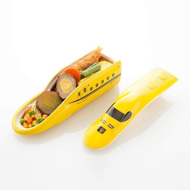 BASE（ベイス）のインスタグラム：「🍱 おうちで「鉄道の旅」気分をいかが？ 🍱  毎年1月に開催される「鉃道博」が、 今年は「おウチで鉄道博2021」となって開催です。  🌻「黄色い新幹線」が愛称のドクターイエロー 🚅日本を代表する新幹線「0系」 💝ハローキティとコラボ！  新幹線の容器に入った、夢いっぱいのお弁当は 全部で3種類をご用意しました。  いつもと違う、ちょっと特別な週末になりますよ😉  @tetsudouhaku #baseec #baseecで販売中 #お弁当 #お取り寄せ #お取り寄せグルメ #鉄道 #おうち時間 #おうちグルメ #お子様ランチ #週末野心 #旅行気分 #ハローキティ」
