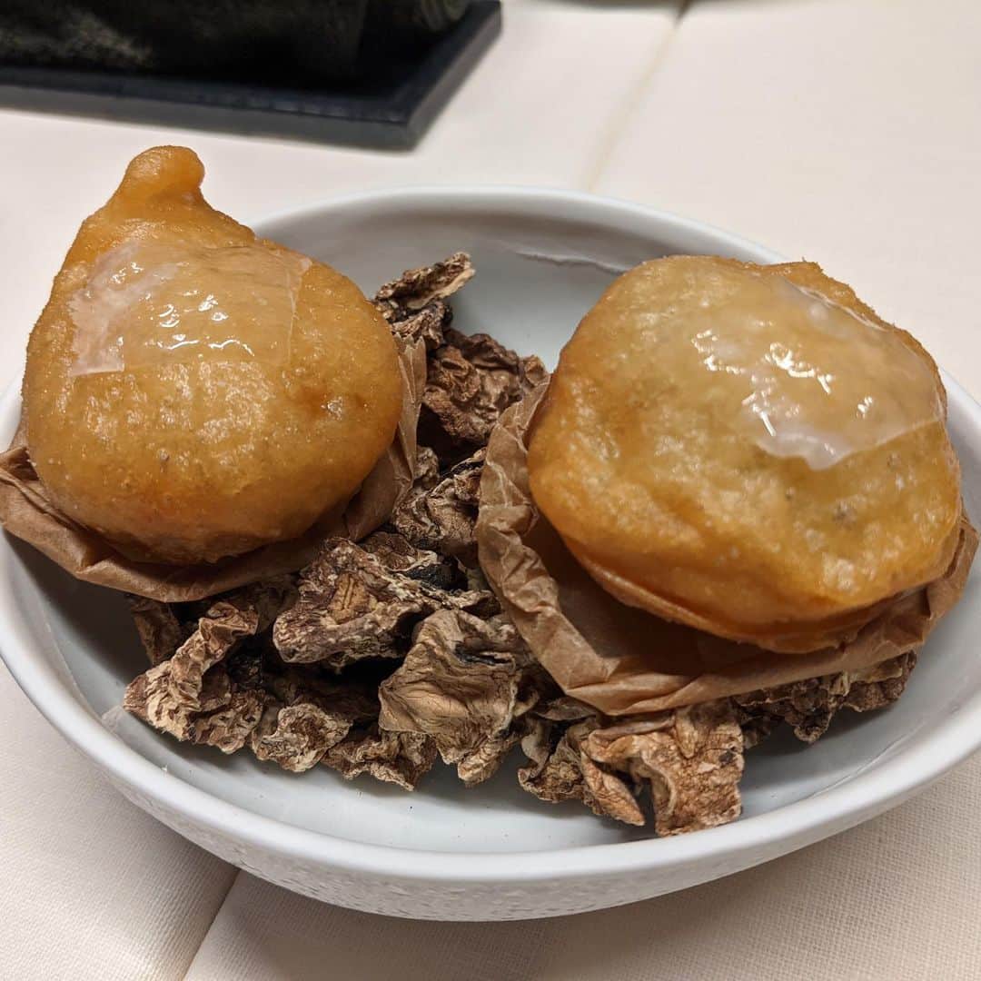 "TERIYAKI" テリヤキ編集部さんのインスタグラム写真 - ("TERIYAKI" テリヤキ編集部Instagram)「料理はもちろん、器から内装にまで自然の生命力が感じられる都内屈指のイタリアン 【TACUBO(タクボ)】📍恵比寿  自然をコンセプトにしている都内屈指のイタリアン🌿 前菜からパスタまで旬の食材を取り入れており、どれもハイクオリティで感動の嵐です。  都内でもまだ珍しい、薪窯で焼くステーキは唯一無二。 田窪シェフ曰く、いい意味で炎にムラがあるため、肉がふっくらと焼き上がるとのこと。 噛み締めるたびに口の中を支配する肉汁を是非味わって頂きたいです。  お取り寄せやテイクアウトでも楽しめるそう！この機会に至高のイタリアンを是非😋  #TACUBO #タクボ」1月21日 23時25分 - teriyaki_jp