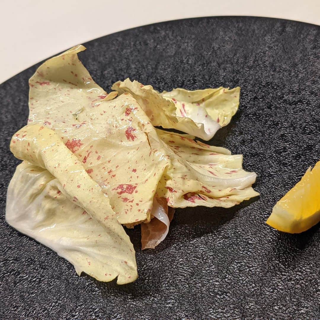 "TERIYAKI" テリヤキ編集部さんのインスタグラム写真 - ("TERIYAKI" テリヤキ編集部Instagram)「料理はもちろん、器から内装にまで自然の生命力が感じられる都内屈指のイタリアン 【TACUBO(タクボ)】📍恵比寿  自然をコンセプトにしている都内屈指のイタリアン🌿 前菜からパスタまで旬の食材を取り入れており、どれもハイクオリティで感動の嵐です。  都内でもまだ珍しい、薪窯で焼くステーキは唯一無二。 田窪シェフ曰く、いい意味で炎にムラがあるため、肉がふっくらと焼き上がるとのこと。 噛み締めるたびに口の中を支配する肉汁を是非味わって頂きたいです。  お取り寄せやテイクアウトでも楽しめるそう！この機会に至高のイタリアンを是非😋  #TACUBO #タクボ」1月21日 23時25分 - teriyaki_jp