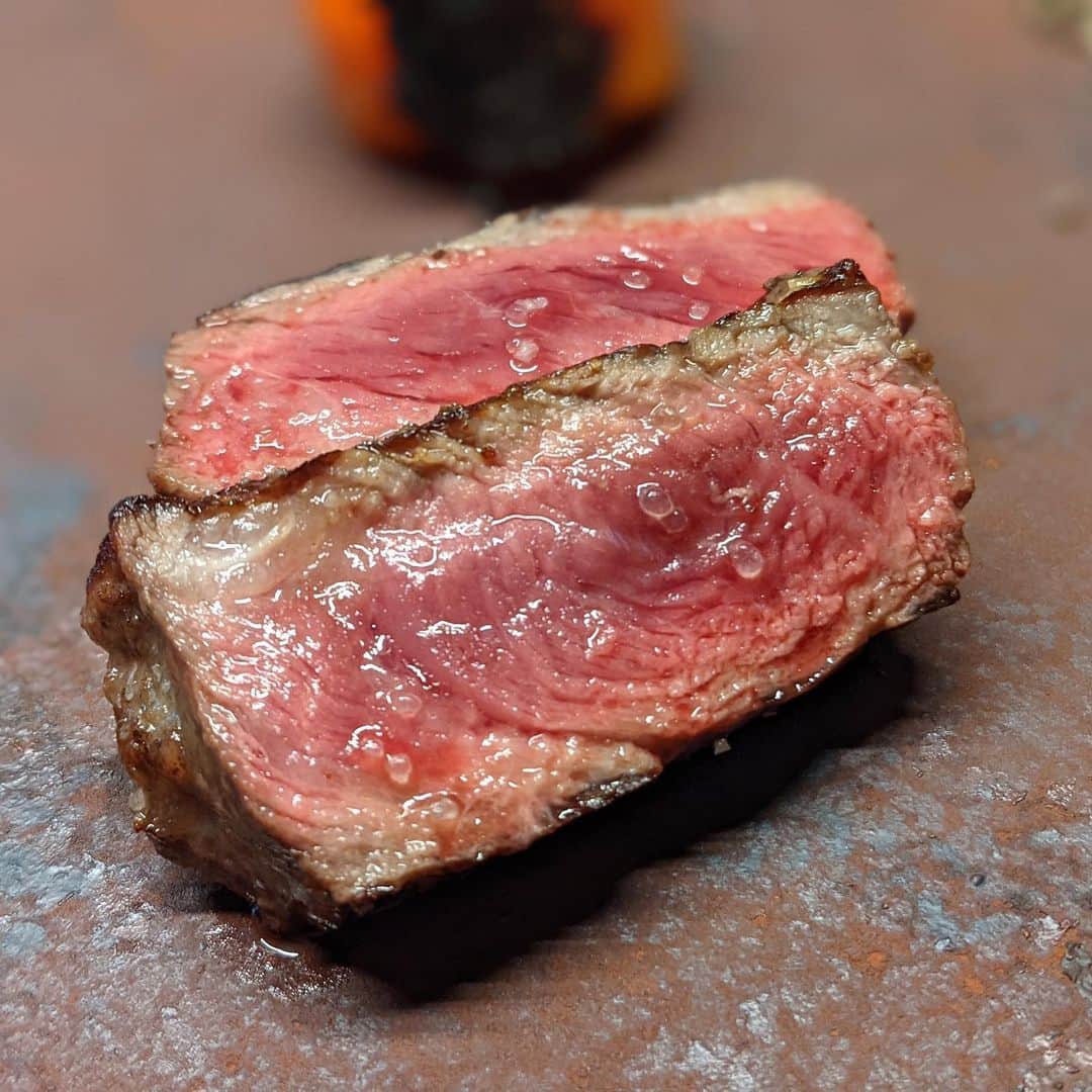"TERIYAKI" テリヤキ編集部さんのインスタグラム写真 - ("TERIYAKI" テリヤキ編集部Instagram)「料理はもちろん、器から内装にまで自然の生命力が感じられる都内屈指のイタリアン 【TACUBO(タクボ)】📍恵比寿  自然をコンセプトにしている都内屈指のイタリアン🌿 前菜からパスタまで旬の食材を取り入れており、どれもハイクオリティで感動の嵐です。  都内でもまだ珍しい、薪窯で焼くステーキは唯一無二。 田窪シェフ曰く、いい意味で炎にムラがあるため、肉がふっくらと焼き上がるとのこと。 噛み締めるたびに口の中を支配する肉汁を是非味わって頂きたいです。  お取り寄せやテイクアウトでも楽しめるそう！この機会に至高のイタリアンを是非😋  #TACUBO #タクボ」1月21日 23時25分 - teriyaki_jp