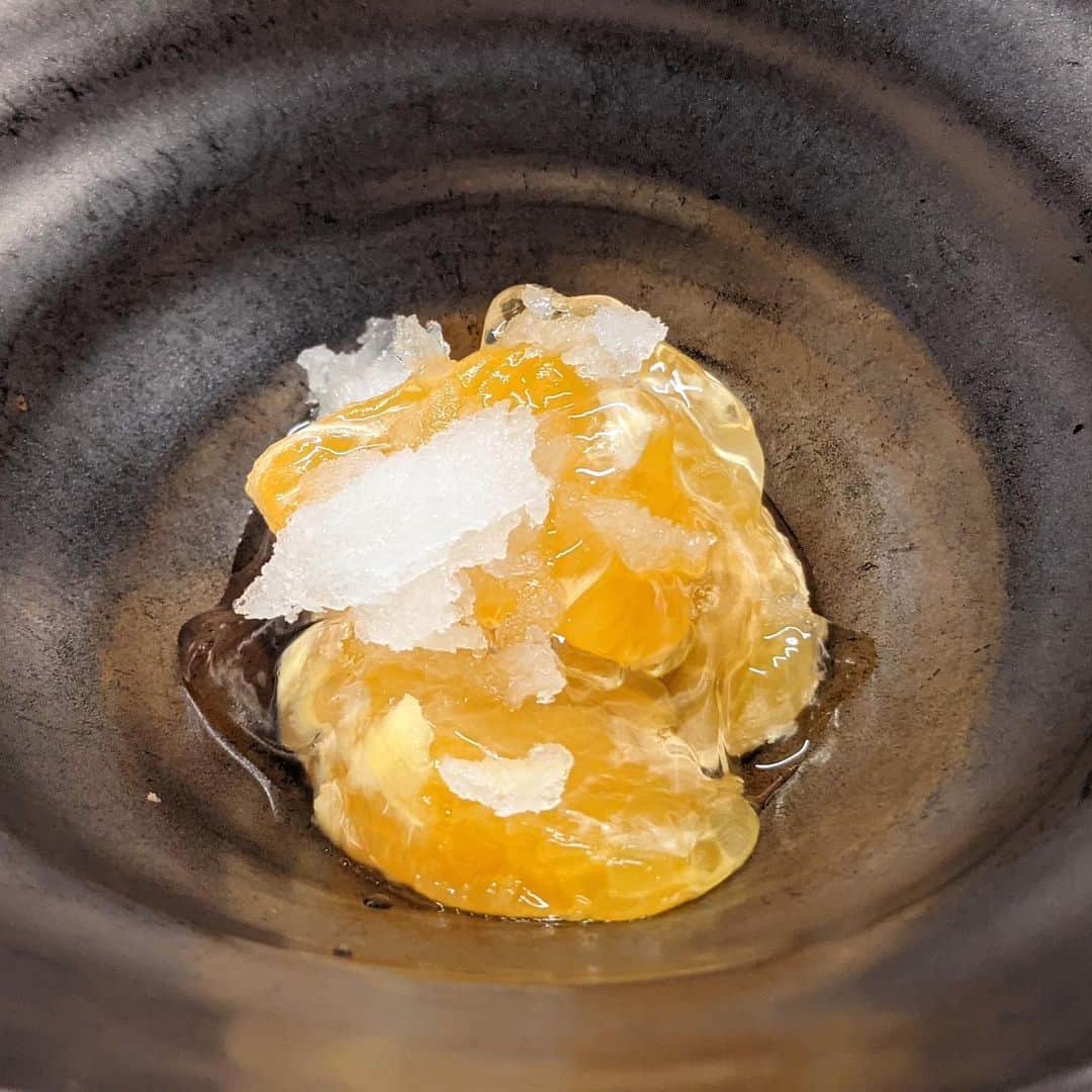 "TERIYAKI" テリヤキ編集部さんのインスタグラム写真 - ("TERIYAKI" テリヤキ編集部Instagram)「料理はもちろん、器から内装にまで自然の生命力が感じられる都内屈指のイタリアン 【TACUBO(タクボ)】📍恵比寿  自然をコンセプトにしている都内屈指のイタリアン🌿 前菜からパスタまで旬の食材を取り入れており、どれもハイクオリティで感動の嵐です。  都内でもまだ珍しい、薪窯で焼くステーキは唯一無二。 田窪シェフ曰く、いい意味で炎にムラがあるため、肉がふっくらと焼き上がるとのこと。 噛み締めるたびに口の中を支配する肉汁を是非味わって頂きたいです。  お取り寄せやテイクアウトでも楽しめるそう！この機会に至高のイタリアンを是非😋  #TACUBO #タクボ」1月21日 23時25分 - teriyaki_jp