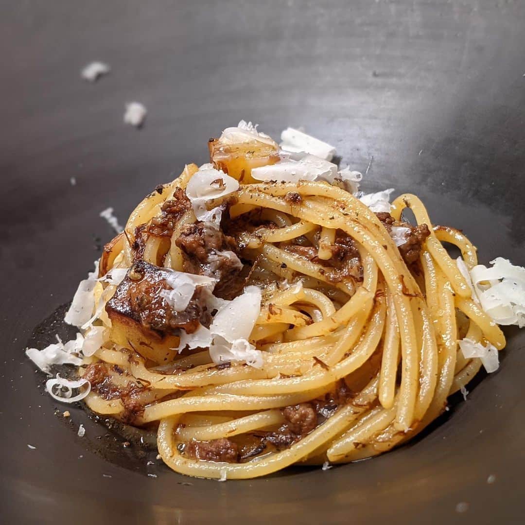 "TERIYAKI" テリヤキ編集部さんのインスタグラム写真 - ("TERIYAKI" テリヤキ編集部Instagram)「料理はもちろん、器から内装にまで自然の生命力が感じられる都内屈指のイタリアン 【TACUBO(タクボ)】📍恵比寿  自然をコンセプトにしている都内屈指のイタリアン🌿 前菜からパスタまで旬の食材を取り入れており、どれもハイクオリティで感動の嵐です。  都内でもまだ珍しい、薪窯で焼くステーキは唯一無二。 田窪シェフ曰く、いい意味で炎にムラがあるため、肉がふっくらと焼き上がるとのこと。 噛み締めるたびに口の中を支配する肉汁を是非味わって頂きたいです。  お取り寄せやテイクアウトでも楽しめるそう！この機会に至高のイタリアンを是非😋  #TACUBO #タクボ」1月21日 23時25分 - teriyaki_jp