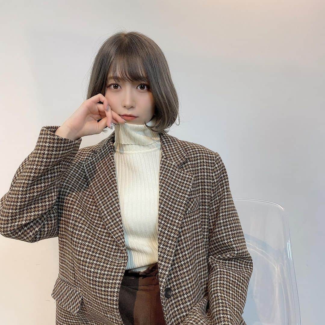 のインスタグラム：「一緒にカフェデートとかしたいな🦢❤︎ ・ ・ ・ @becca.select のアウターを私服と合わせてみたよ🤎 まだまだ続く寒い冬に追加してみるのどお？☺️ こよの友達が立ち上げたブランドなの❤︎（メンズもあるよ〜） 同い年の子が頑張ってるので応援したい！って気持ちももちろんだし 学生にも手が出しやすい値段なのにおしゃれで可愛いし暖かいの🕯  🌟1/24までの販売だからお早めにチェックしてみてね🩰 ・  ・  ・  ・ #becca #プチプラファッション #プチプラ高見えコーデ #ラテカラー #ラテカラーコーデ #デートコーデ #デート服 #シミラールック #シミラールックコーデ #タートルネック #ジャケット #ジャケットスタイル #ミニスカート #ファッション通販 #大学生コーデ #女子大生 #かわいい #ロングブーツ #美脚 #ショートカット #アパレル撮影 #サロンモデル #撮影依頼募集中  #大人女子 #모델 #좋아요테러 #팔로미 #데일리룩 #ootdshare」