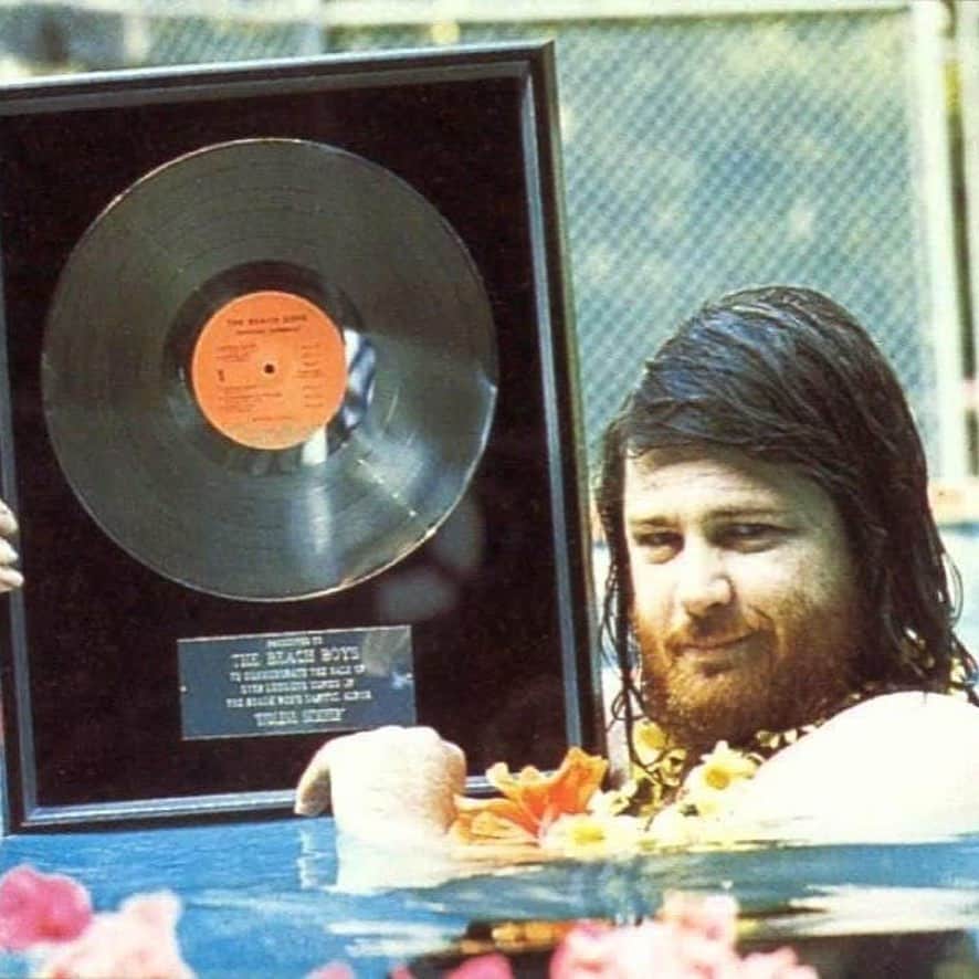 ブライアン・ウィルソンさんのインスタグラム写真 - (ブライアン・ウィルソンInstagram)「Back to the 70s: In 1974, Capitol Records released The Beach Boys compilation Endless Summer. The double-album unexpectedly turned into a giant hit, reaching #1 on the Albums chart and selling over three million copies.  #1970s #1974 #thebeachboys #endlesssummer #capitolrecords #wherewereyou」1月21日 23時20分 - brianwilsonlive