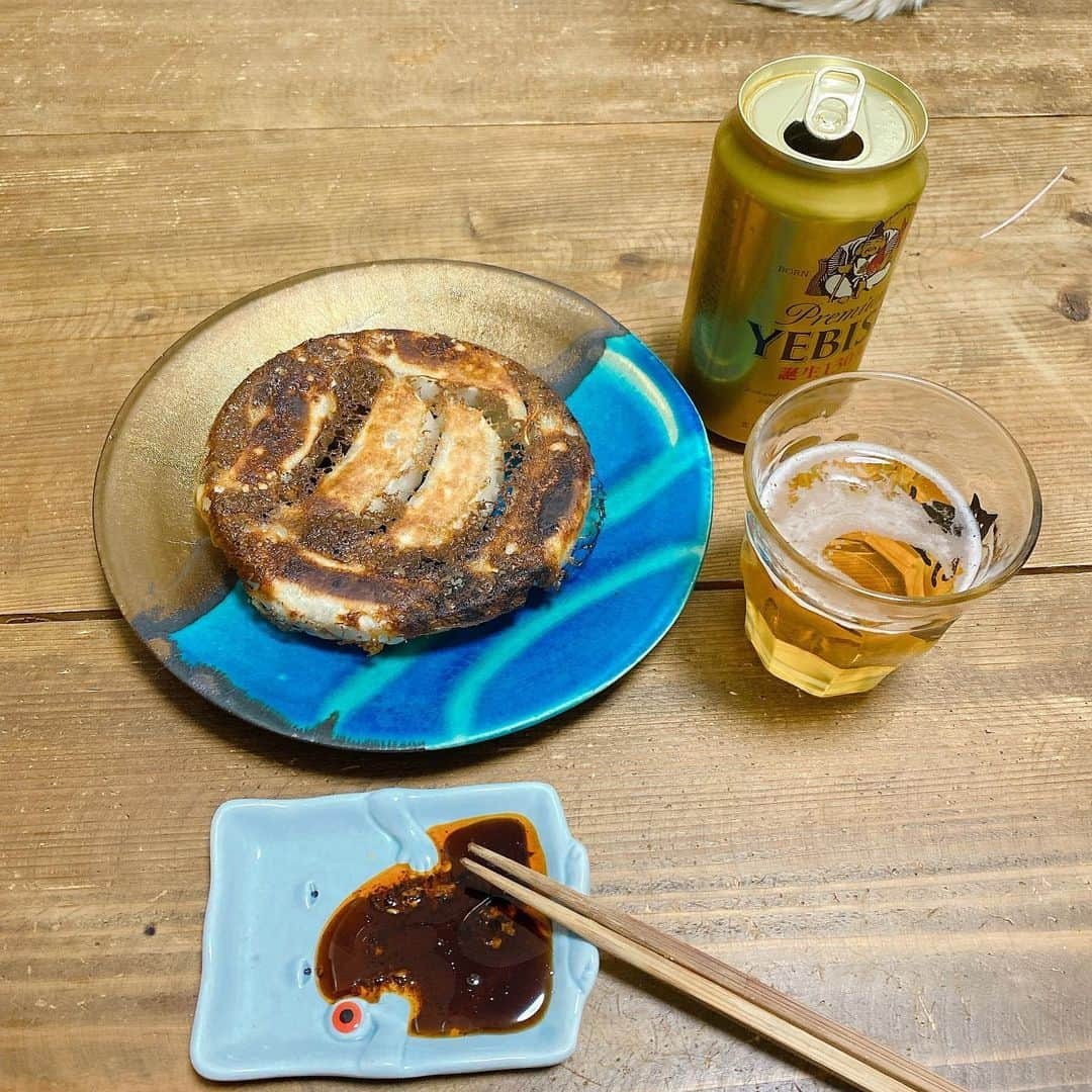 金巻ともこさんのインスタグラム写真 - (金巻ともこInstagram)「晩酌大阪王将餃子。冷凍食品とてもえらい。この冷凍餃子をうまく焼けないとか結構やばい気がするんだけど、世界ってそういうもんだよな。説明書あんまり読まないタイプの私はえらそうなことはいえない。 #餃子 #冷凍餃子 #大阪王将 #晩酌 #おうちごはん金巻 #ぬりかべ」1月21日 23時21分 - tomotomoco