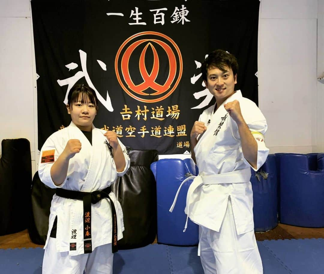 飯田嘉太さんのインスタグラム写真 - (飯田嘉太Instagram)「🥋 今日のイイダジャーナルはスポーツ👍 ・ ・ 高校①年生にして空手フルコンタクトの 日本チャンピオン・渡辺小春選手に密着しました☺️ ・ ・ 学校では笑顔なのに稽古の時は鋭い眼光👀✨ ・ ・ 得意の左キックと真骨頂のゼロ距離パンチを受けてみましたが 激しく後悔しました😱 ・ ・ 家には弟・龍輝選手と獲得したトロフィーがズラリ🏆 稽古の無い日は毎日家で練習に励んでいる努力家です😌 ・ ・ 次は世界大会出場に向けて頑張って下さい💪  #石川テレビ #石川さん #livenews #イット #イイダジャーナル #スポーツ #空手 #空手女子 #フルコンタクト #武奨館 #吉村道場 #渡辺小春 選手 #トロフィー #全日本チャンピオン #Champion #優勝 #🥋 #アナウンサー #飯田嘉太 #フルボッコ」1月21日 23時23分 - kabuto_iida