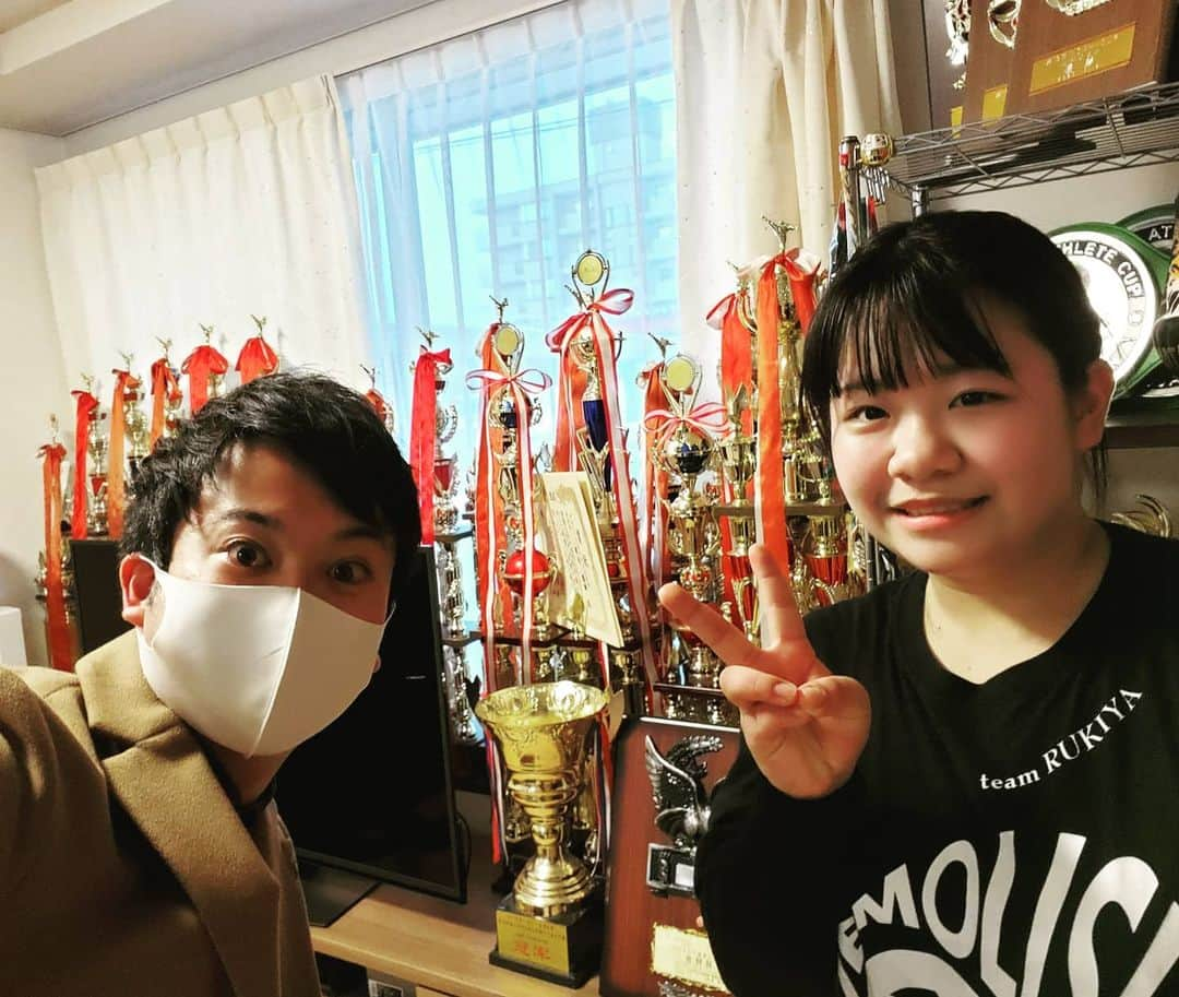 飯田嘉太さんのインスタグラム写真 - (飯田嘉太Instagram)「🥋 今日のイイダジャーナルはスポーツ👍 ・ ・ 高校①年生にして空手フルコンタクトの 日本チャンピオン・渡辺小春選手に密着しました☺️ ・ ・ 学校では笑顔なのに稽古の時は鋭い眼光👀✨ ・ ・ 得意の左キックと真骨頂のゼロ距離パンチを受けてみましたが 激しく後悔しました😱 ・ ・ 家には弟・龍輝選手と獲得したトロフィーがズラリ🏆 稽古の無い日は毎日家で練習に励んでいる努力家です😌 ・ ・ 次は世界大会出場に向けて頑張って下さい💪  #石川テレビ #石川さん #livenews #イット #イイダジャーナル #スポーツ #空手 #空手女子 #フルコンタクト #武奨館 #吉村道場 #渡辺小春 選手 #トロフィー #全日本チャンピオン #Champion #優勝 #🥋 #アナウンサー #飯田嘉太 #フルボッコ」1月21日 23時23分 - kabuto_iida