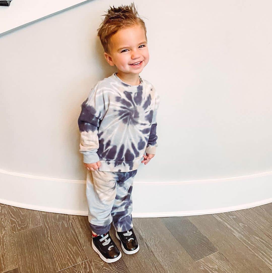 のインスタグラム：「No terrible 2’s around here.  Also I think it’s time to potty train this little dude because he is giving us all the ques he is ready. And cue real tears.  While we quarantine in Canada for 14 days before I start filming I think we are going for it...so if you see a family walking through the airport with a baby  toilet that’s us😂. Jolie was an angel with potty training. We did the 3 day method and was completely potty trained right before 2 (minus the night. She wore pull ups until 3). But I have a feeling he might be a little more challenging. He goes to the potty before every bath so he’s comfy with it but any tips?!!! Also outfit from @littlemoonsociety.」