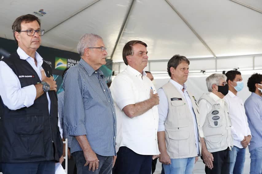 ジルマ・ルセフのインスタグラム：「O Presidente Jair Bolsonaro e o ministro da Infraestrutura, Tarcísio Gomes de Freitas, entregaram, nesta quinta (21), o novo trecho de 67 quilômetros da BR-135, entre os municípios de Jaborandi e Cocos, na Bahia.   As obras finalizadas de adequação, correção de traçado, reconstrução, redefinição de curvas e alargamento da plataforma transformam uma rodovia em um novo corredor logístico para escoamento da produção de grãos do Matopiba (Maranhão, Tocantins, Piauí e Bahia), desde o Sudeste até o Porto de Itaqui, no Maranhão.  Fotos: Alan Santos e Isac Nóbrega/PR」