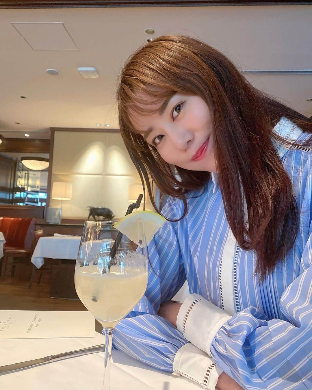 佐野真彩さんのインスタグラム写真 - (佐野真彩Instagram)「🥩🥗🍽  今日はパーソナルトレーニングへ。 ジムに行けなかったのでなんだかんだで今年初トレーニングでした🏋🏻‍♀️ また改めて投稿します📝  インスタグラマーなお洒落な写真が撮れるようになりたいんですが、最後の写真を後から見返して、おしぼりが写っていまして、、こうゆうところが駄目だなと😦🤦‍♂️💭笑  今年はセンスの良い投稿が出来る様に精進します💃  one-piece▶︎ @mystrada_official   #ランチ #ウルフギャング　 #ステーキランチ #ロングワンピース #mystrada」1月21日 23時33分 - sano.maya