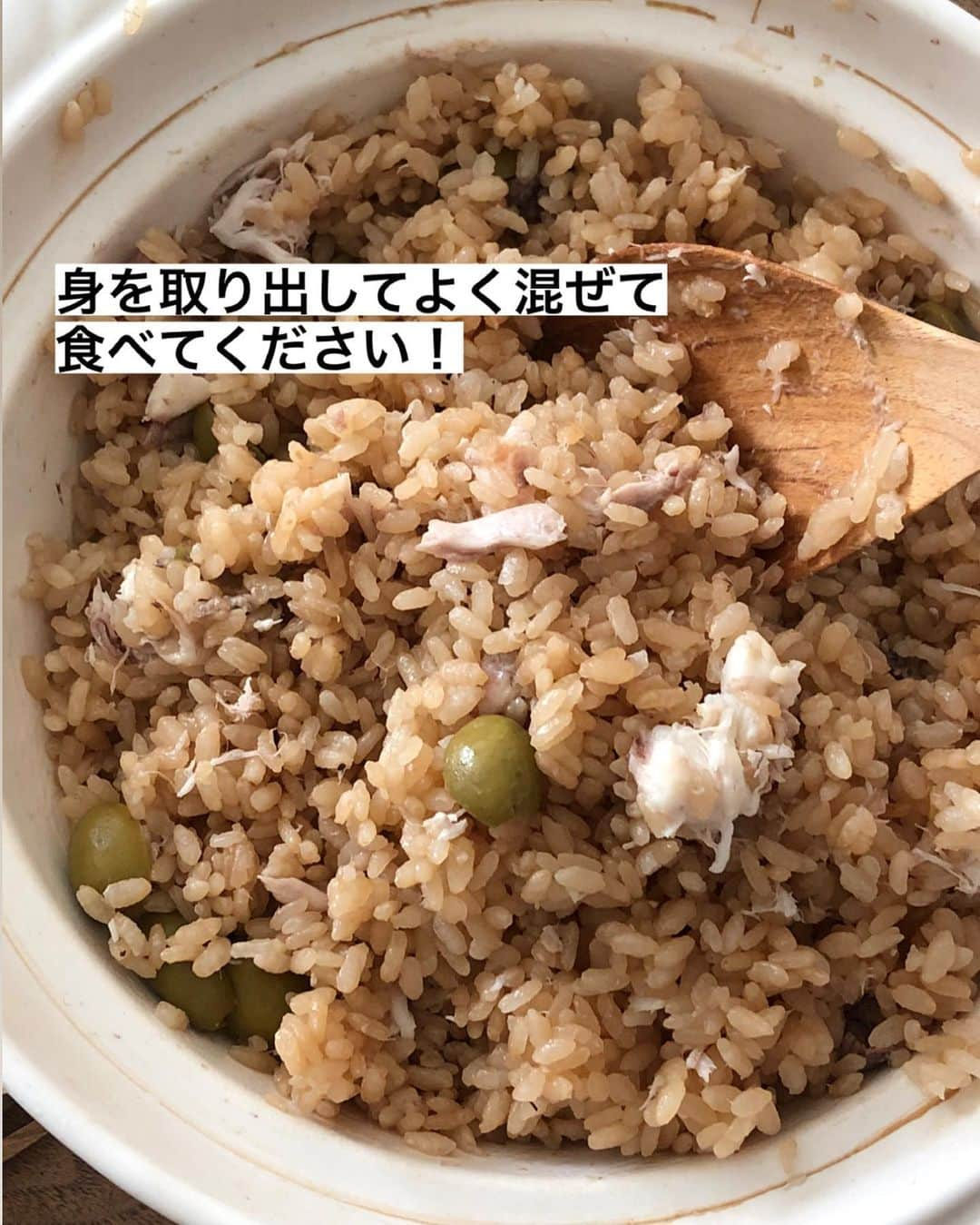 utoshさんのインスタグラム写真 - (utoshInstagram)「【レシピ画像付】オリーブ香る、タイの頭で鯛飯！﻿ ﻿ こんにちは🙋🏻﻿ ﻿ 鯛の頭の部分をつかって鯛飯。鯛の頭って隅っこの方に安ーく売ってますよね。コレを使えば安いのに贅沢な鯛飯がお手軽に作れちゃいます。﻿ この鯛飯を食べると、幸せを感じます笑！﻿ ﻿ 頭の部分て実は一番美味しいんじゃないかってくらいプリプリだし、想像以上に身が詰まってますので、ぜひお試しください。﻿ ﻿ 今回使ったのは頭の半分部分。それでこの写真の量の身が入っています。すごいですよね。﻿ ﻿ ﻿ それと、オリーブを入れる事で、塩味とコクを足しています！鯛飯にオリーブを合わせる組み合わせ。一筋縄では終わらせないのが僕の「主役飯」です👍🏻﻿ ﻿ もちろん、オリーブを入れなくてもベーシックな鯛飯としてめちゃくちゃおいしいです。ぜひ作ってみてくださいね！﻿ （ちなみにさらに簡単につくりたいなら昆布も入れなくていいですよ〜！）﻿ ﻿ ﻿ 今日の主役はこれに決まり👍🏻✨﻿ ﻿ ﻿ ー・ー・ー・ー・ー・ー・ー・ー﻿ ﻿ 9月11日に3冊目となる著書「在宅楽飯100」が発売されました📙﻿ 簡単に作れて栄養満天、これからの暮らしにぴったりの本になっております。﻿ 僕のプロフィールのハイライトからAmazonページに行く事ができますのでぜひご購入ください！﻿ ▶︎ @utosh﻿ ﻿ ー・ー・ー・ー・ー・ー・ー・ー﻿ ﻿ ﻿ レシピはこちら↓﻿ ＿＿＿＿＿﻿ ﻿ オリーブ香る、タイの頭で鯛飯（2人分）﻿ ﻿ 【材料】﻿ 米 2号﻿ 水 360ml﻿ ﻿ 鯛の粗（頭の部分）半分﻿  塩 ひとつまみ﻿ グリーンオリーブ 10粒﻿ ﻿ 昆布 1枚 15cmくらい﻿ ﻿ A﻿ しょう油　大さじ2﻿ 酒 大さじ2﻿ みりん 大さじ1﻿ ﻿ ﻿ 【作り方】﻿ （1）鯛のお頭は塩をふり、魚焼きグリル（トースターなど）で5分焼く。グリーンオリーブは縦に半分に切る。米は研ぐ。﻿ ﻿ （2）炊飯器（鍋）に昆布を敷いて、米と水とAをいれ、上に焼いた鯛を乗せて、グリーンオリーブを入れて炊飯する。﻿ ※鍋で炊く場合は中火にかけて、沸騰したら弱火にして蓋をして10分。火を止めて15分蒸らす。﻿ ﻿ （3）炊きあがったら鯛のお頭を取り出して、粗から身を取り出して入れもどし、ざっくり混ぜ合わせたら完成。塩をひとふりすると美味しい。﻿ ﻿ ＿＿＿＿＿﻿ ﻿ ﻿ ぜひ作ってくださいね！﻿ ﻿ ー・ー﻿ 今日の主役は何かな？誰かな？﻿ みんなが主役になるごはん・主役飯！﻿ ー・ー」1月21日 23時33分 - utosh