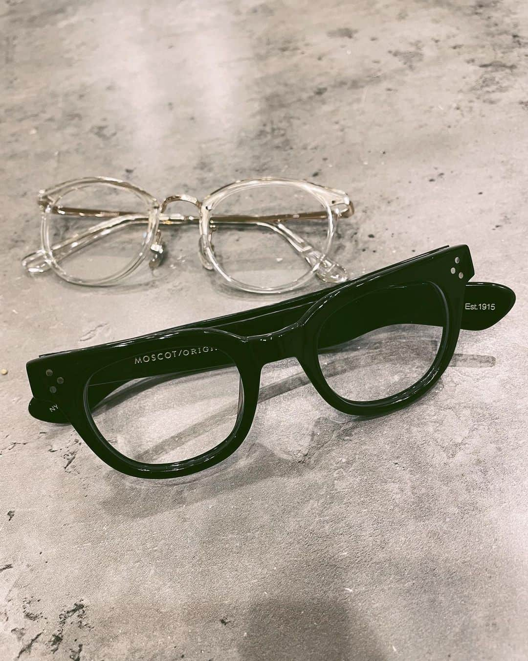 宮城舞さんのインスタグラム写真 - (宮城舞Instagram)「マスク生活が続く中 eyewearも楽しみたいけど マスクにサングラスは私は抵抗 あるので、最近はメガネばかり👓 そんな中久々HITだった @moscotnyc の黒縁さん👓 黒縁はいくつか持っているけど ちょっと縁が太めのやつがほしくて なんとなくずっと探し求めていて 出会った〜☺️ 若干キャットアイに🐈なっているのも好き💋 クリアなやつは @lavid_eyewear のもの🧡 もともとオレンジのレンズを入れていたんだけども、 クリアな気分になったのでチェンジしたら今の気分に🎊 アクセと一緒で 飽きたり、つけなくなっても なかなか手放せず増える一方だけど 少しの変化でも楽しんで 大切に使いたいと思いますー😚  #eyewear」1月21日 23時26分 - mai_miyagi