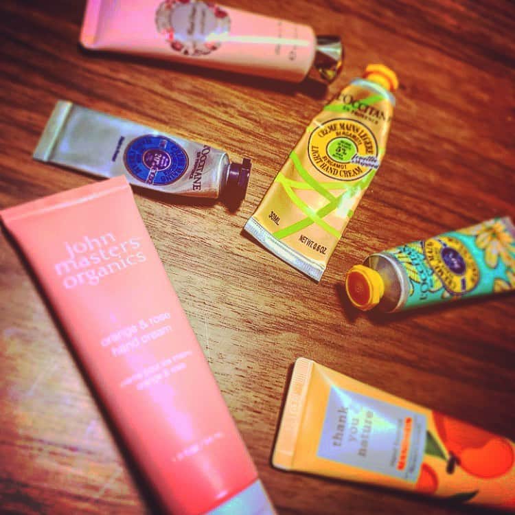 青海のインスタグラム：「今年はハンドクリームいくつあっても嬉しい😆  #ハンドクリーム #乾燥 #乾燥肌」