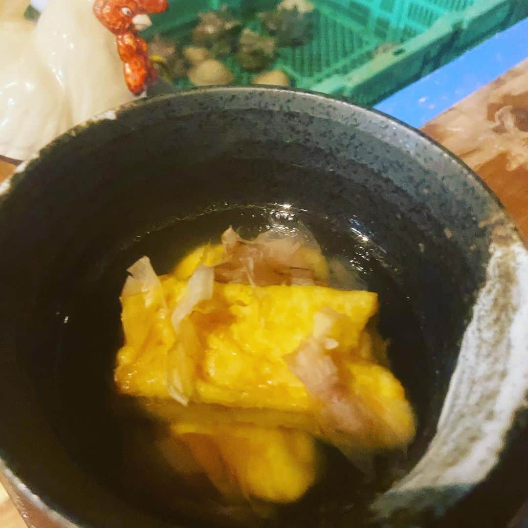 鶏魚 谷町のインスタグラム：「本日もお仕事お疲れ様です！ 谷町4丁目駅すぐ！ がぶ飲み酒場“鶏魚”です🐓  こちらは揚げ出し！ただ普通に豆腐も出来ますが、出汁巻き卵で！ 初上司に提案された思い出深〜い料理です。。。  「揚げ出し出汁巻き卵」¥ご相談  #鶏魚#谷4#谷町4丁目#谷町#貝#海鮮#牡蠣#飲み放題#セルフ飲み放題#利き酒#利き日本酒#日本酒#唐揚げ#飯テロ#酒テロ#煙草#タバコ#🚬#喫煙可能店#昼飲み#昼呑み#珍料理」