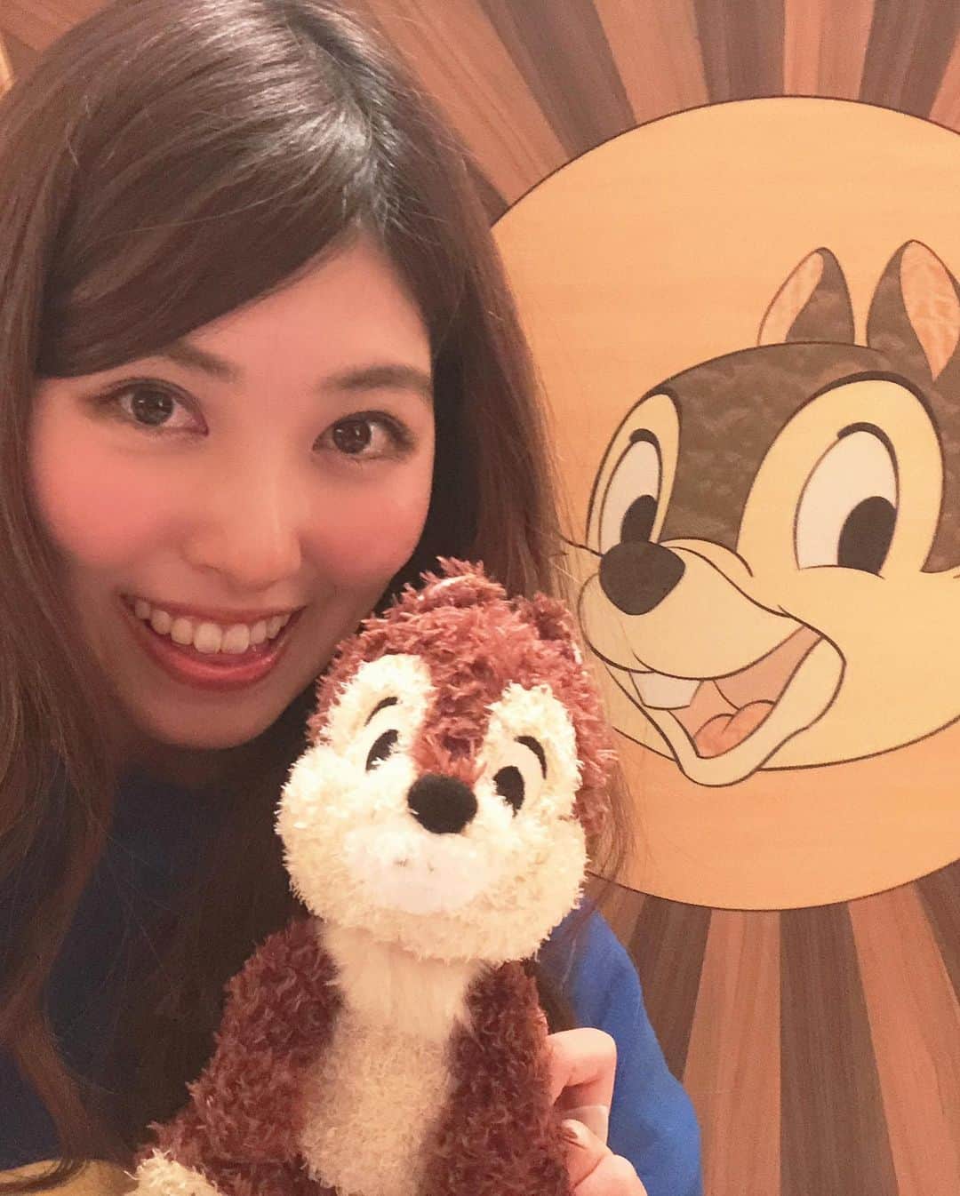 橘ゆりかのインスタグラム：「🐿🧡🐿﻿ ﻿ 1月21日は #リスの日 らしいです！﻿ ﻿ 私が世界で1番好きなリスたち🥰﻿ ﻿ 1年前くらいにチップとデール ルームに﻿ お泊まりディズニーした時の写真だよ🌰﻿ ﻿ ベッドも壁紙もバスルームもどこを見てもチップとデールとクラリスがいる幸せ空間でした🥺💓﻿ ﻿ こんなにかわいい写真をなんでのせてなかったのか。。。﻿ ﻿ ﻿ #ディズニーアンバサダーホテル #チップとデールルーム #橘ゆりか #tdr #お泊まりディズニー #アンバ  #チップとデール #推し事 #disneygram」
