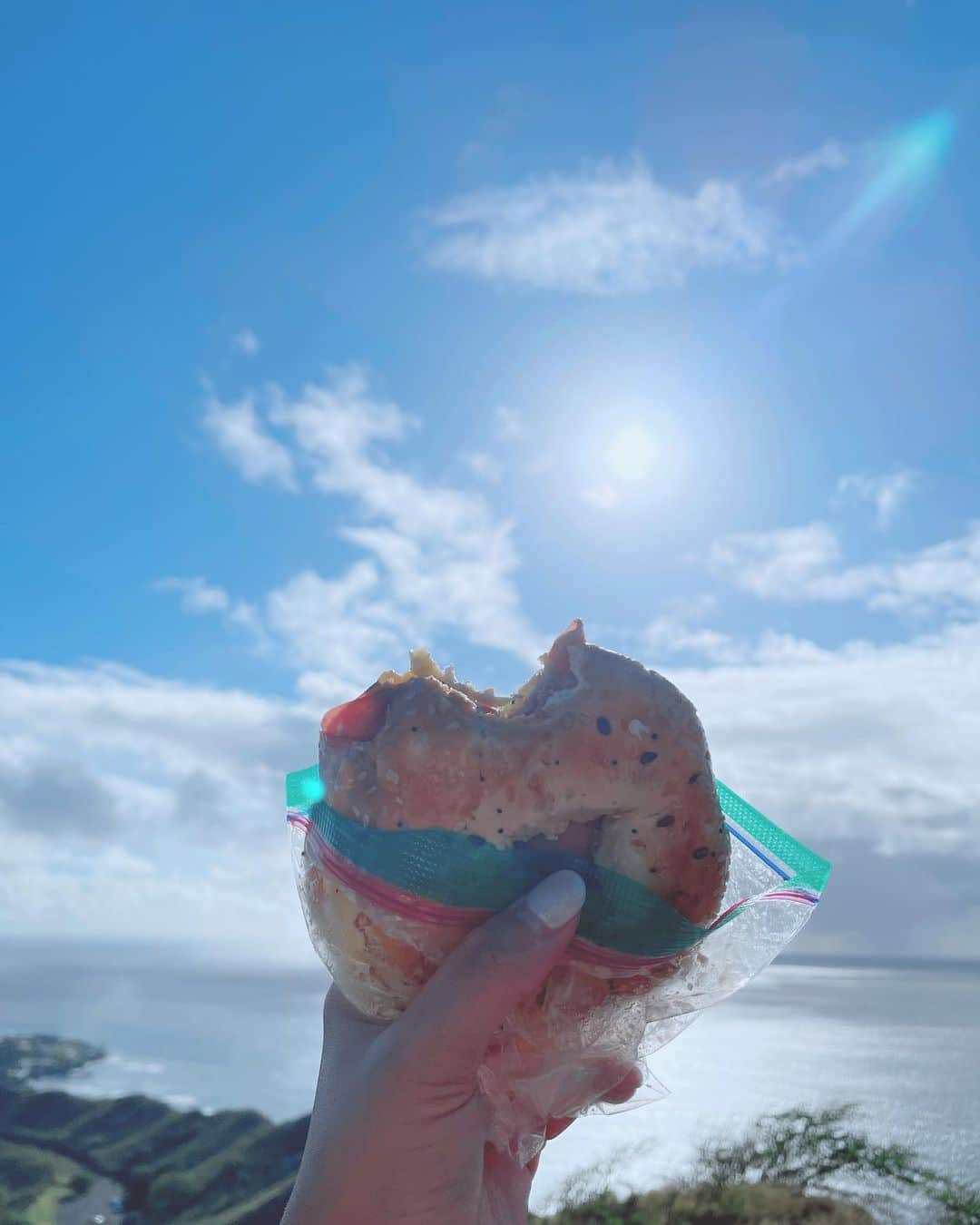 湯本美咲のインスタグラム：「﻿ 　　♡︎𓆉𝙳𝙸𝙰𝙼𝙾𝙽𝙳 𝙷𝙴𝙰𝙳𓆉♡︎﻿ ﻿ 太陽の光を浴びているだけで﻿ この場所で呼吸をするだけで﻿ 幸せな気持ちになります。﻿ ﻿ もう二度と登りたくない﻿ そう思っていてもこの快感が忘れられず﻿ また登ってしまうんだよね﻿ ﻿ 気分爽快！！﻿🍺 ﻿ 森高千里さんじゃないよ﻿ ﻿ ﻿  ﻿ ﻿ #hawaii #waikiki ﻿ #hawaiistagram」