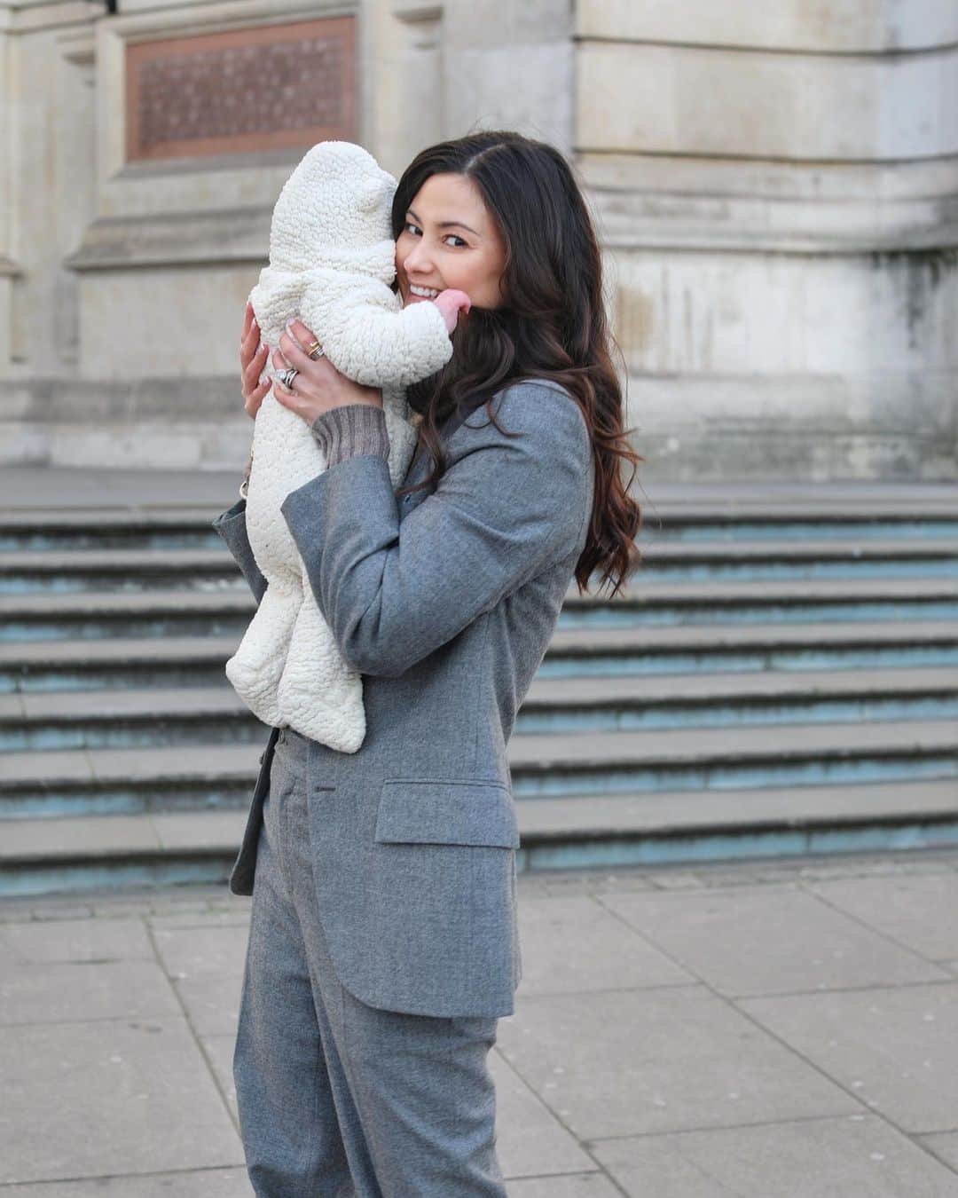 ペオニー・リムのインスタグラム：「#flashback to last winter, before we really knew about Covid, when I was a brand new Mumma and I had a tiny little baby always dressed as a bear. She’s just as heavenly now but much bigger. Motherhood has been a total gift to me. I’m grateful for her everyday (and Matthew and my family). Sending love to all those struggling at the moment. We think of you and send our most positive thoughts and hopes. #mummalim #peonylimstyle」