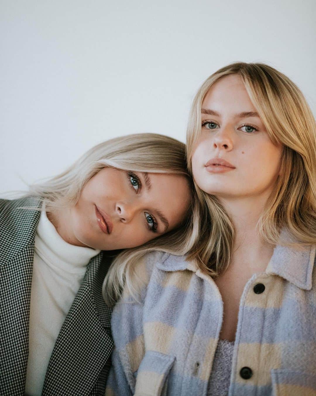 Dagi Beeのインスタグラム：「happiest of all birthday to my bestie in crime @lenimariee 🖤 Komme einfach nicht darauf klar, dass du einfach schon 16 bist 🥺 du bist die beste & bin so stolz dich als Schwester zu haben 🖤 I love you 🖤」