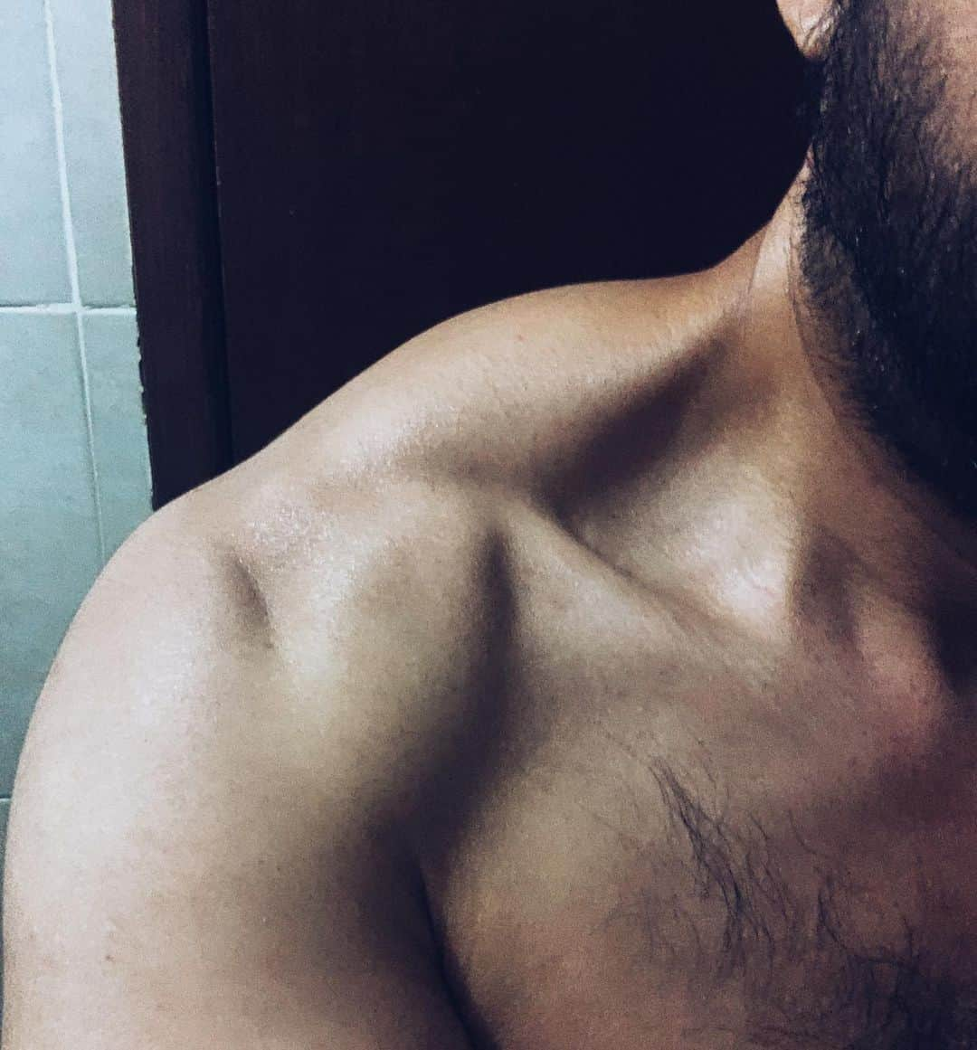 Chad Santosさんのインスタグラム写真 - (Chad SantosInstagram)「Noviembre / Enero Al rato borro el post, yo quiero mis brazos de beisbolista, durante el proceso desarrollé ese musculito.  Estos meses han sido duros para todos, pero no me dejé, también di buenos madrazos, es heavy enseñar mis avances. 💪🏼.  No solamente ando en el running 🙂.」1月21日 23時42分 - elchadsantos