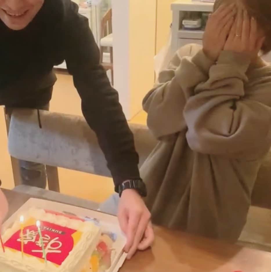 矢口真里さんのインスタグラム写真 - (矢口真里Instagram)「夫ちゃんからもらった 誕生日ケーキがすき家だったよ😳 なぜ？ なぜなの？ ・ ・ ・ ・ ・ 嬉しかったけど😂 ケーキよりすき家が食べたくなりましたw」1月21日 23時45分 - mariyaguchi_official