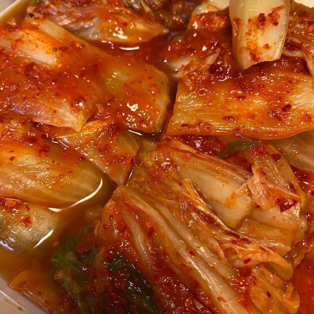 熊谷真実さんのインスタグラム写真 - (熊谷真実Instagram)「小倉のそんちゃんからキムチが届きました。 梅干しキムチ 白菜キムチ ラッキョウキムチ トマトキムチ 一日中ご飯とキムチばかり食べてた 多分世界で一番美味しい。  #熊谷真実#韓国居酒屋そん#そんちゃんのキムチ#世界一美味しい#ごはんが止まらない#キムチが大好き」1月21日 23時45分 - mami_kumagai310