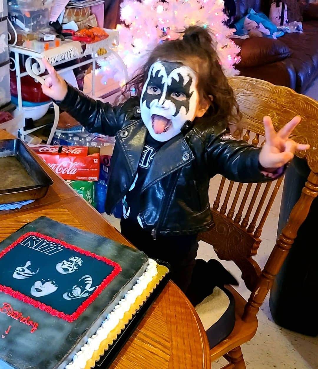 KISSさんのインスタグラム写真 - (KISSInstagram)「#KISSKids Rock! Awesome! Keep the photos coming, #KISSARMY. We love seeing them!   www.KISSOnline.com/letters」1月21日 23時46分 - kissonline