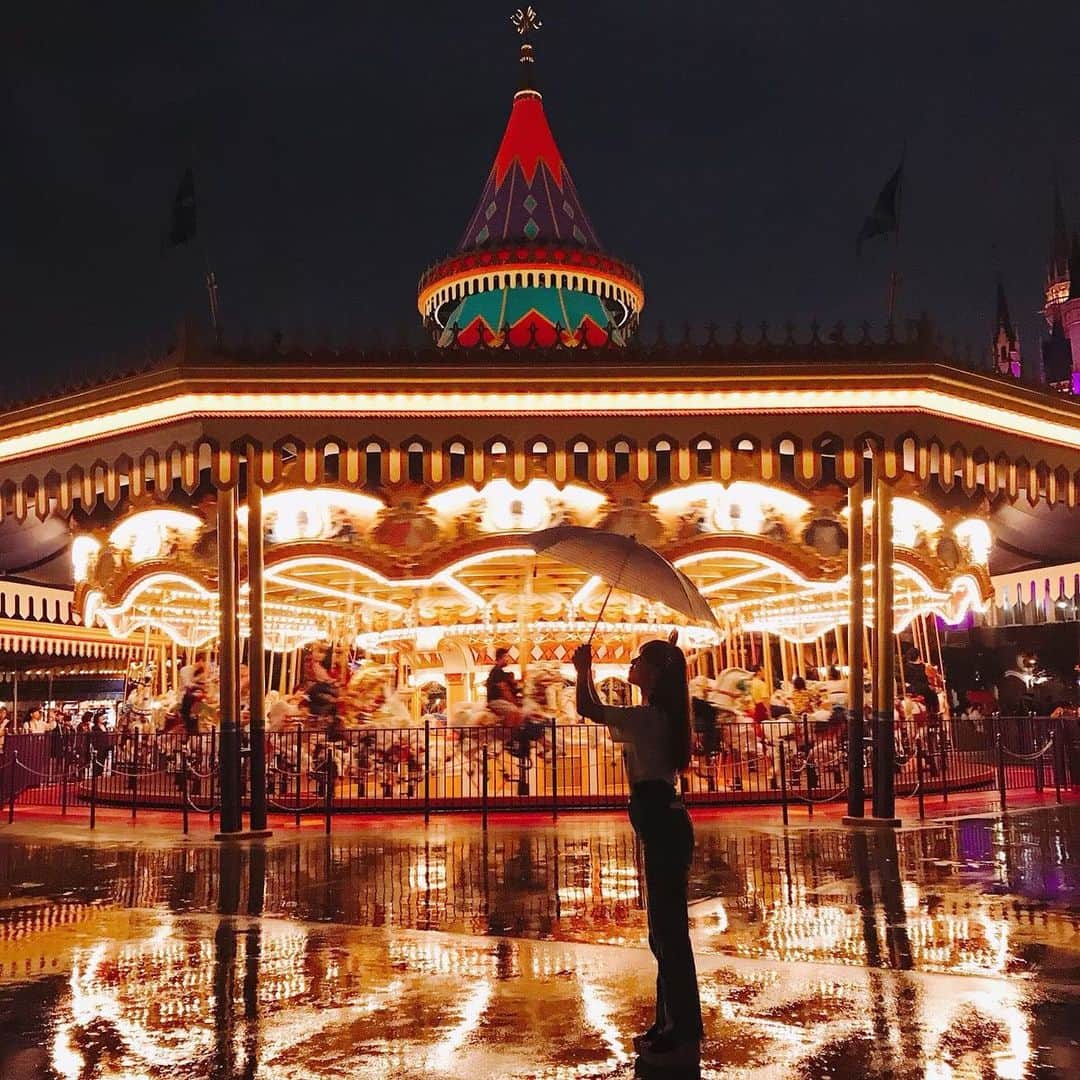 浜田由梨のインスタグラム：「雨の日でもたのしいしかわいい☔️❤ #雨 #雨ディズニー #disney #disneyland #メリーゴーランド #rain #ディズニーランド #photography #instagood #ディズニー写真部 #iphonography #東京ディズニーランド #cute #goodnight」