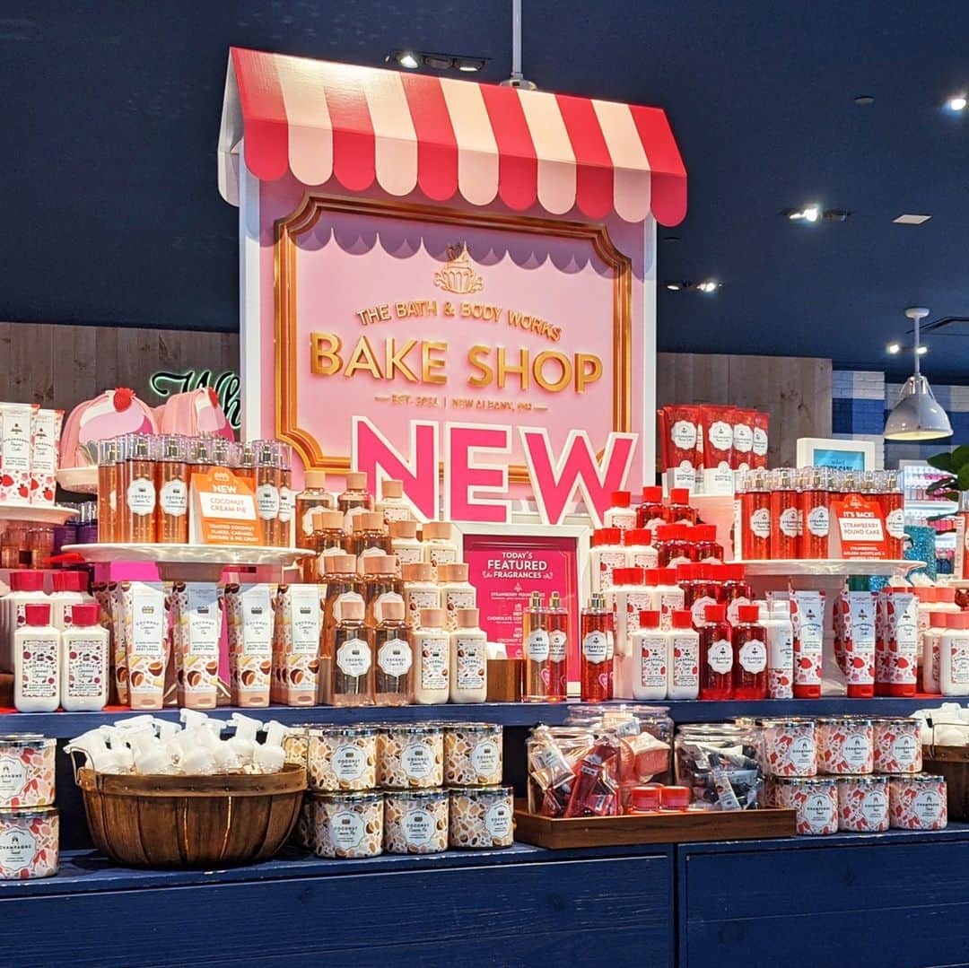 Bath & Body Worksさんのインスタグラム写真 - (Bath & Body WorksInstagram)「🍩 🧁 Bath & Body Works Bake Shop is NOW OPEN! 🥧 🍰 We've whipped up a menu of 50+ 🆕treats to satisfy your sweet tooth! Who’s ready to INDULGE?! 🙋🏽‍♀️ 🙋🏾‍♂️ 🙋🏿‍♀️」1月22日 0時00分 - bathandbodyworks