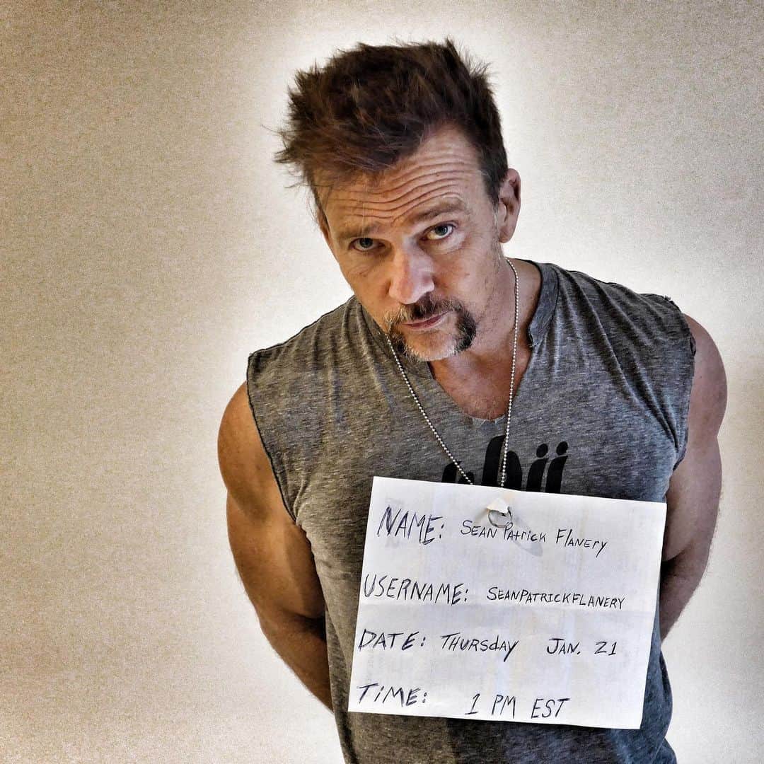 ショーン・パトリック・フラナリーのインスタグラム：「... REDDIT AMA 💪🏼🥋👊🏼🤷🏼‍♂️👍🏻🙏🏼🌝 TODAY AT 1PM EST. SUBMIT QUESTIONS HERE... https://www.reddit.com/r/movies/comments/l22hyg/im_writeractor_and_3rd_degree_black_belt_in/」