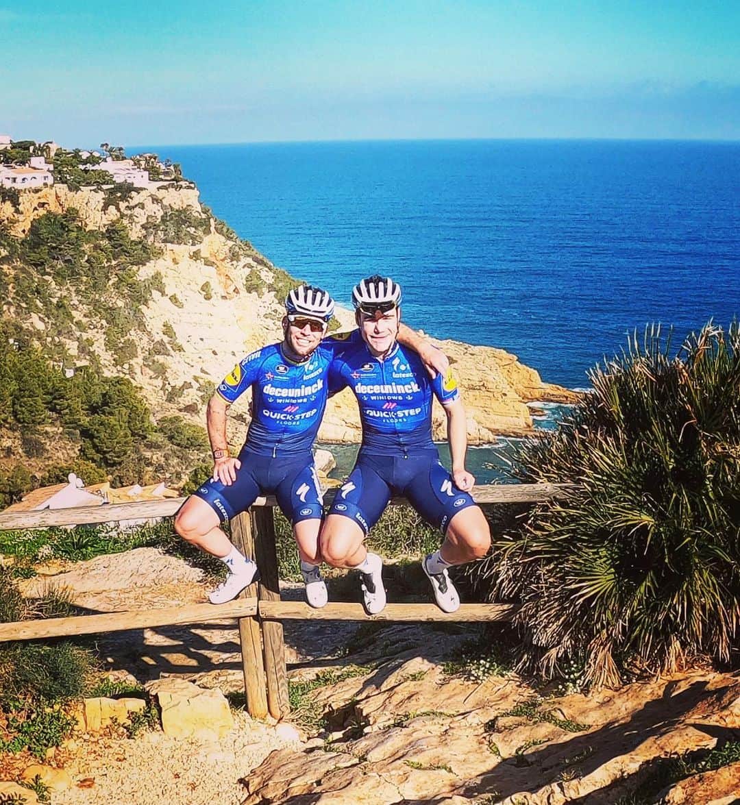マーク・カヴェンディッシュのインスタグラム：「It’s special that at 35 years old, I can still get inspired every day by seeing someone ride.  The cycling world knows what @fabiojakobsen has unfortunately got to come back from. It’s not nice, but I feel honoured to witness how deep somebody can go, how much fight and desire they have in them to return, and how unafraid of being seen to suffer they are. Watch this kid smoke the world again. There’ll be a film about it. 💯」