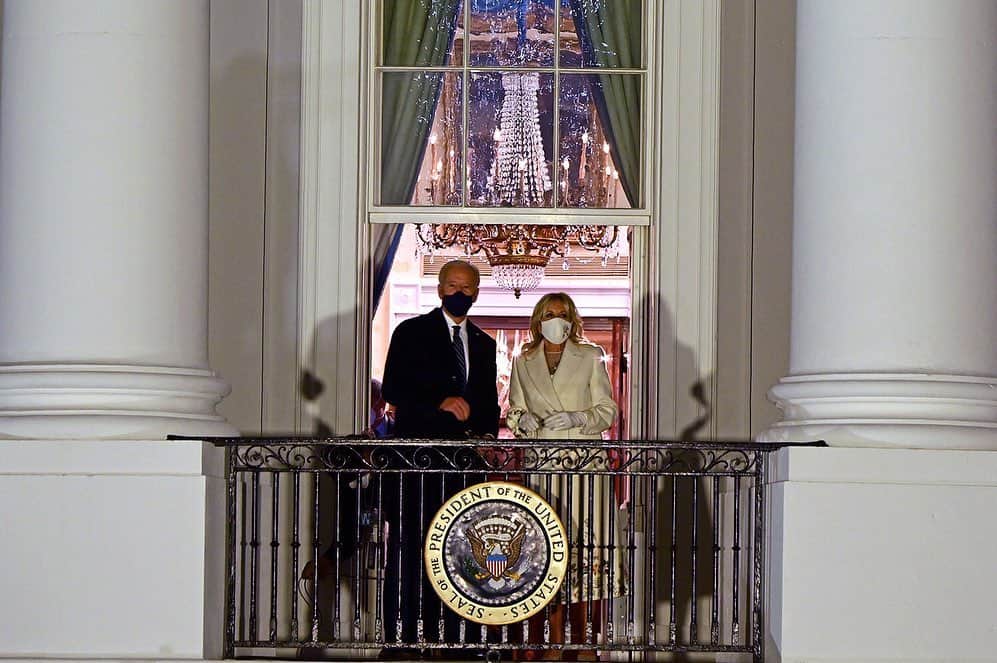 People Magazineさんのインスタグラム写真 - (People MagazineInstagram)「President Joe Biden closed out his #InaugurationDay celebrations with a stunning firework display that he watched alongside his wife, Dr. Jill Biden, and the pair's extended family. 🇺🇸 📷: JIM WATSON/Getty Images」1月21日 23時54分 - people
