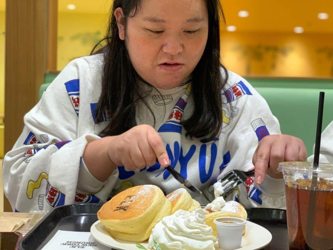 きりやはるかさんのインスタグラム写真 - (きりやはるかInstagram)「パンケーキ3枚も食べちゃって！ #ぼる塾  #田辺さん #お台場 #パンケーキ #3枚 #ふわふわ #いけると #思ったみたい #アイスティー #夢中 #可愛い #愛おしい #奢りたくなる #大好き #ずっと #見てられる」1月21日 23時55分 - kiriyaharuka