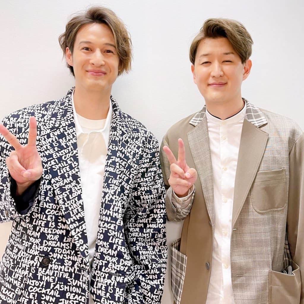 むらせさんのインスタグラム写真 - (むらせInstagram)「Ｗシュネルさん🎙🤣 . . ついにお会いできた！！😊シンディーさんやマーシーから似てるって言われてたから会えて嬉しかったのです！！^ ^ . . #solidemo #シュネル #むらせ  #会ったらとてつもなくイケメン  #バチくそ優しい 🤣 #よしモノマネしよう」1月21日 23時56分 - murase_yuichi